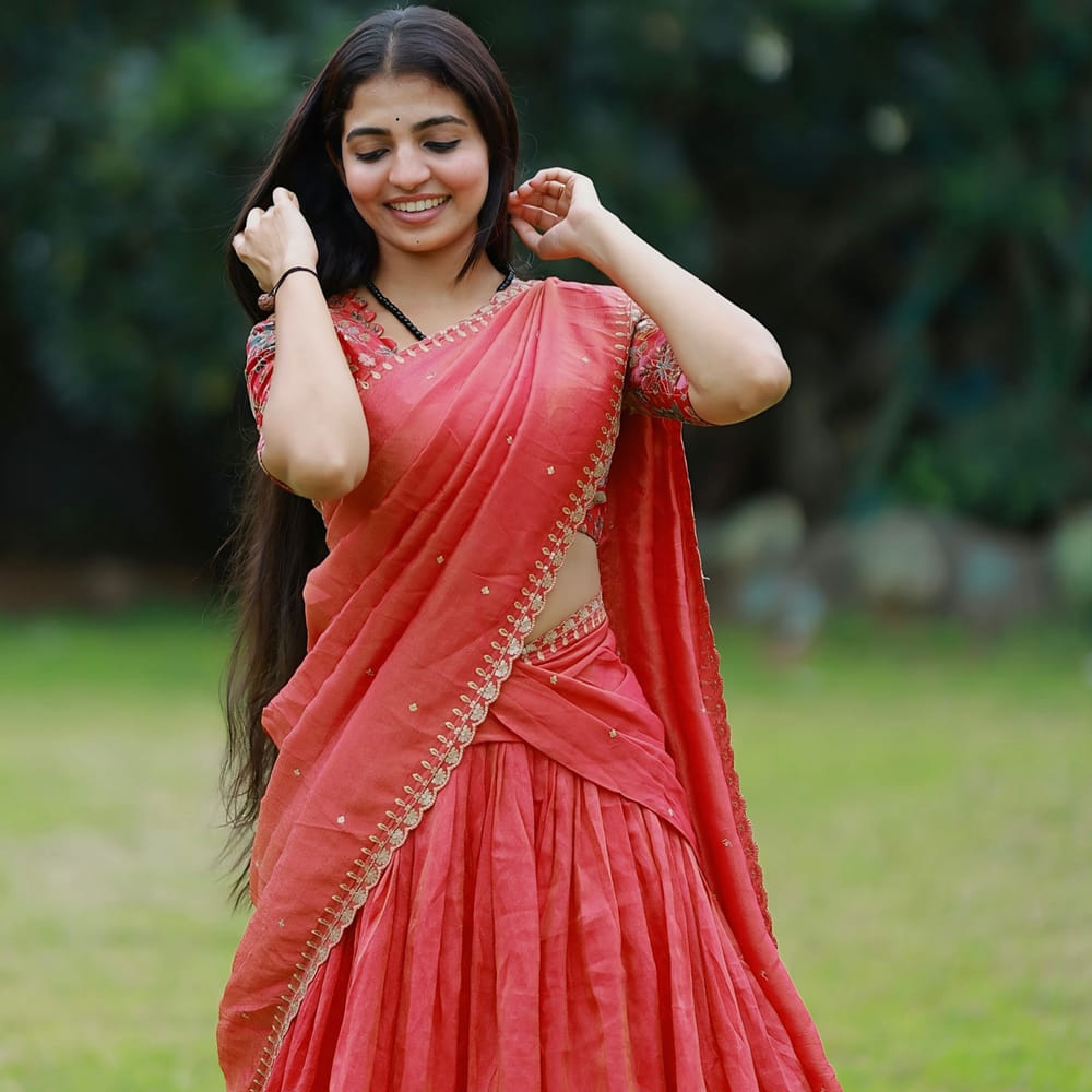 ఈ అమ్మడి సాంగ్స్ యూట్యూబ్ లో మిలియన్ ఫ్యూస్ సొంతం చేసుకుంటూ దూసుకుపోతున్నాయి. ఫోక్ సాంగ్స్ తో పాటు పలు ఇంటర్వ్యూల్లోనూ పాల్గొంటుంది ఈ చిన్నది. నాగ దుర్గ సాంగ్స్ కోసం ఆడియన్స్ ఈగర్ గా ఎదురుచూస్తుంటారు. రీసెంట్ గాను లగారే సౌండ్ సాలా అనే సాంగ్ తో అభిమానులను ఆకట్టుకుంది.