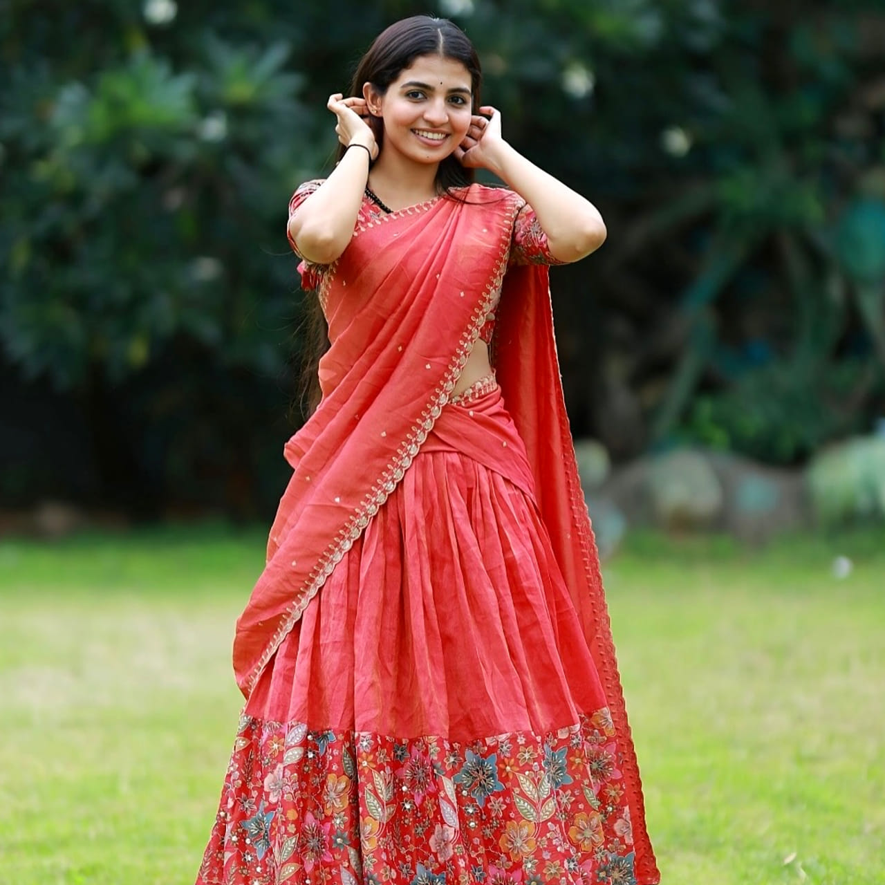 తన డాన్స్తో ఎంతో మంది అభిమానులను సొంతం చేసుకుంది. ఫోక్స్ సాంగ్స్ తో విపరీతమైన క్రేజ్ సొంతం చేసుకుంది ఈ అందాల భామ నాగ దుర్గ. చూడచక్కని రూపంతో చక్కటి డాన్స్ తో కట్టిపడేస్తుంది ఫోక్ డాన్సర్ నాగ దుర్గ. తన డాన్స్ తో మంది అభిమానులను సొంతం చేసుకుంది నాగ దుర్గ. ఈ చిన్నదానికి సినిమా హీరోయిన్స్ కు మంచి క్రేజ్ ఉంది.