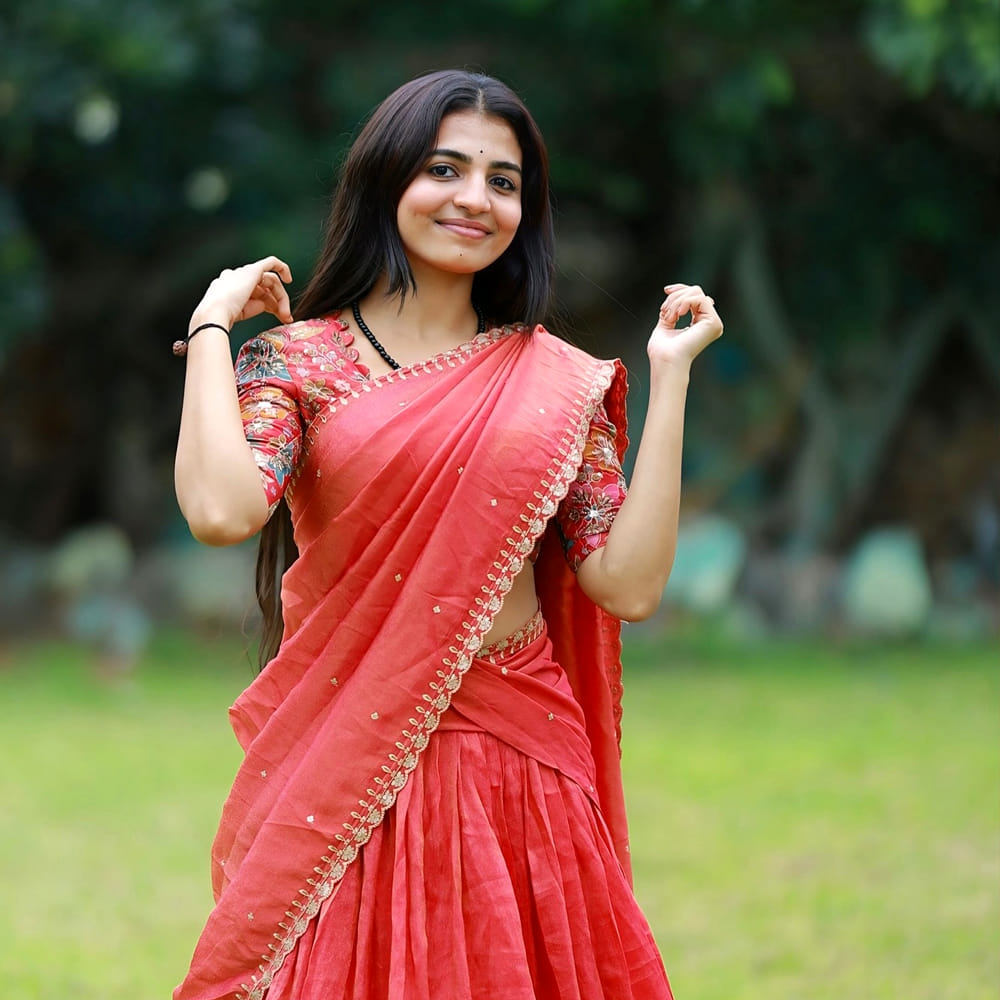 ఈ అందాల భామకు తెలుగులో కాదు తమిళ్ లోనూ ఛాన్స్ అందుకుంది. ఏకంగా ధనుష్ మేనల్లుడి సినిమాలో హీరోయిన్ గా ఛాన్స్ దక్కించుకుంది. కోలీవుడ్ స్టార్ హీరో ధనుష్ మేనల్లుడు పవీష్.. జాబిలమ్మ నీకు అంత కోపమా సినిమాతో.. తెలుగులోనూ గుర్తింపు తెచ్చుకున్నాడు. అయితే ఈయన హీరో గా రెండో ప్రాజెక్ట్ స్టార్ట్ అయింది. ఈ సినిమాలో నాగ దుర్గ హీరోయిన్ గా నటిస్తుంది.
