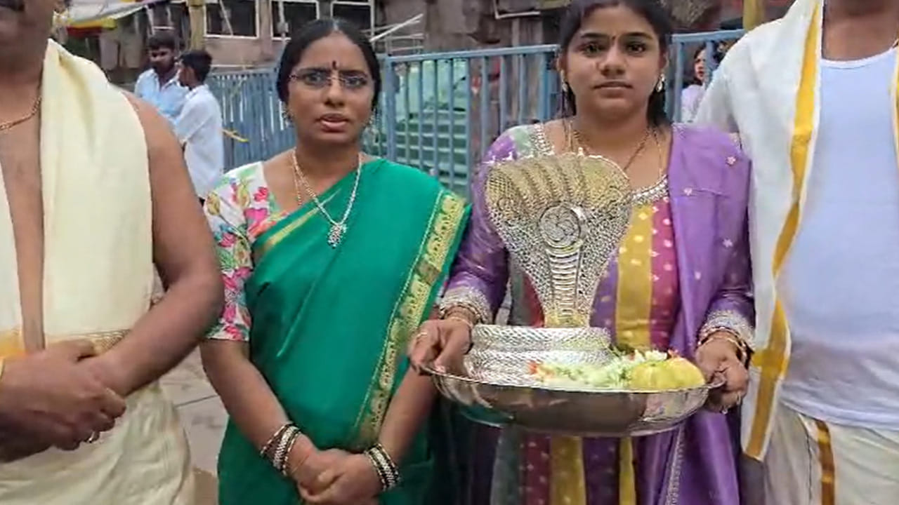 ఈ సందర్భంగా మాట్లాడిన దాత శివశంకర్ రెడ్డి, “స్వామివారి అనుగ్రహంతోనే జీవితంలో ఈ స్థాయికి చేరుకున్నాం. ఎన్నో సంవత్సరాలుగా స్వామివారికి నాగభరణం సమర్పించాలని సంకల్పించాం. ఆ కోరిక నేడు నెరవేరడం ఎంతో ఆనందంగా ఉంది. ఇది మా కుటుంబానికి ఒక గొప్ప ఆధ్యాత్మిక అనుభూతి” అని తెలిపారు.