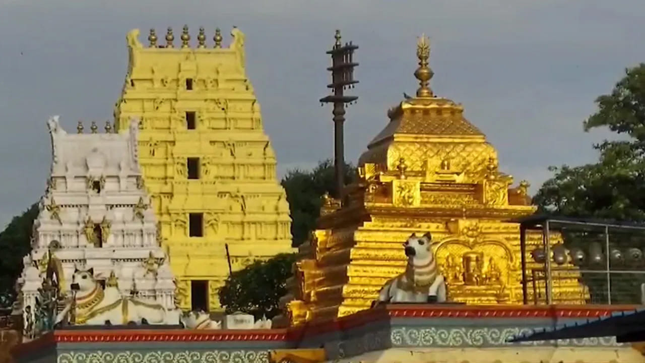 శ్రీశైల క్షేత్రానికి భక్తులు సమర్పించే ఆభరణాలు, విలువైన కానుకలు కేవలం భక్తికి చిహ్నాలే కాకుండా స్వామివారిపై వారి అచంచల విశ్వాసానికి ప్రతీకలుగా నిలుస్తున్నాయి. తాజాగా సమర్పించిన ఈ వెండి నాగ భరణం కూడా ఆ జాబితాలో ప్రత్యేక స్థానం సంపాదించుకుంది. భక్తి, కళాత్మక, ఆధ్యాత్మికత కలగలిసిన ఈ అద్భుత కానుక ప్రస్తుతం శ్రీశైలం వచ్చిన భక్తుల దృష్టిని ఆకర్షిస్తోంది.
