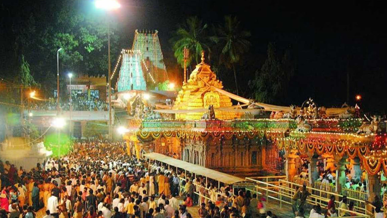 ఈ క్రమంలో హైదరాబాద్‌ మేడ్చల్‌కు చెందిన భక్తుడు శివశంకర్ రెడ్డి తన కుటుంబ సభ్యులతో కలిసి శ్రీ భ్రమరాంబ మల్లికార్జున స్వామివారికి ప్రత్యేకంగా తయారు చేయించిన వెండి నాగభరణాన్ని ఆలయానికి బహూకరించారు. సుమారు 540 గ్రాముల బరువుతో రూపొందించిన ఈ నాగ భరణం ప్రస్తుతం భక్తులను విశేషంగా ఆకట్టుకుంటోంది.