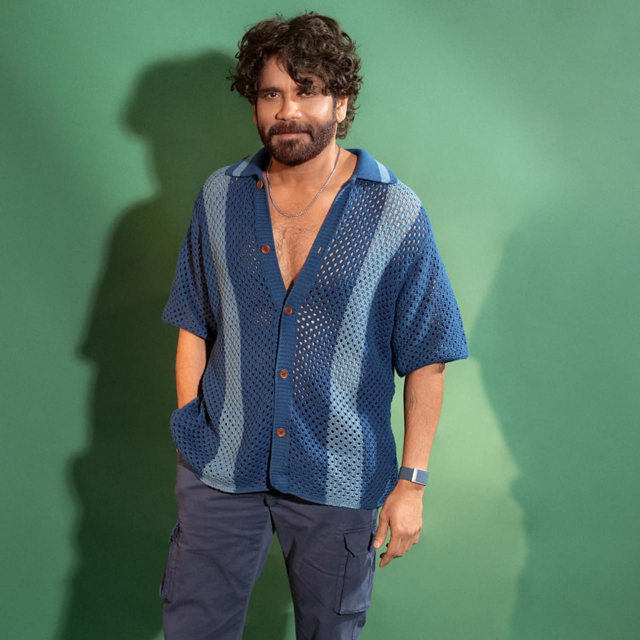 జుట్టు రాలడాన్ని అరికట్టి, మళ్లీ కొత్త జుట్టు పెరిగేలా చేసే ఆ రహస్యాలేంటో ఇప్పుడు చూద్దాం. నాగార్జున హెయిర్ కేర్ విషయంలో ఎలాంటి ఖరీదైన కెమికల్ ప్రొడక్ట్స్ వాడరని, పూర్తిగా సహజసిద్ధమైన పద్ధతులనే నమ్ముతారని ఈ ఇంటర్వ్యూ ద్వారా తెలిసింది. ఆయన తీసుకునే ఆహారమే ఆయన జుట్టు ఆరోగ్యానికి ప్రధాన కారణం.