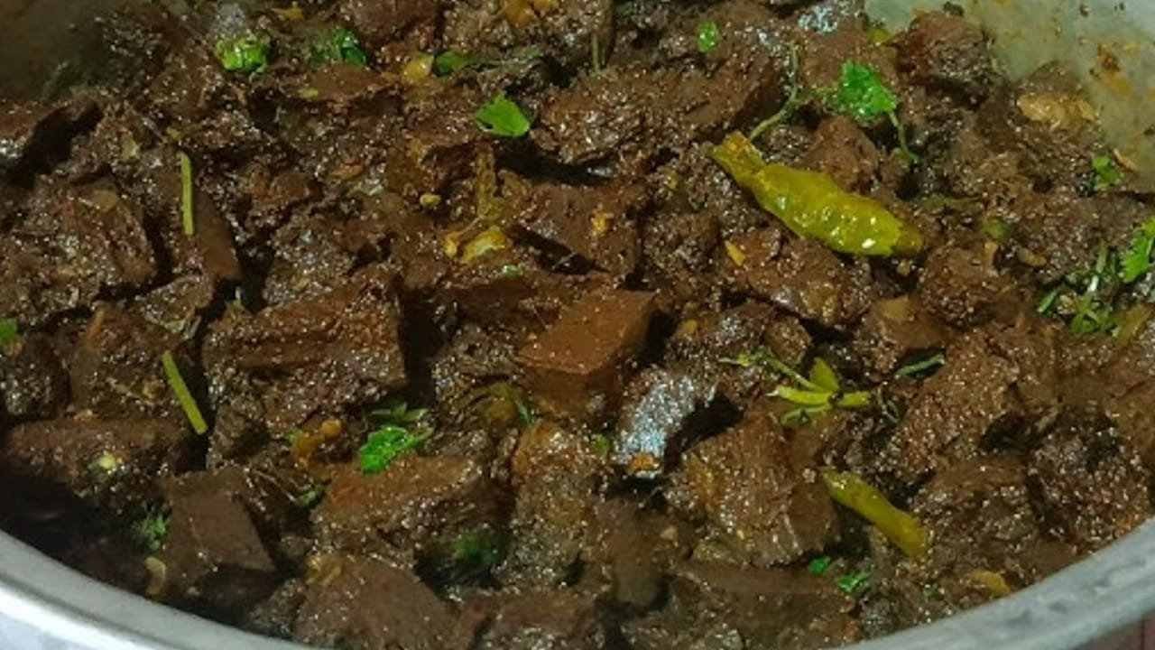 
మేక నల్ల కూరకు కావలసిన పదార్థాలు : అర కిలో మేక బ్లడ్,  రెండు చిన్న ఉల్లిపాయలు ,  5 పచ్చిమిర్చి,  రెండు టేబుల్ స్పూన్స్ నూనె, 
ఒక టేబుల్ స్పూన్ అల్లం వెల్లుల్లి పేస్ట్ , రెండు టేబుల్ స్పూన్ కారం , ఒక టేబుల్ స్పూన్ ధనియాల పొడి,  ఒక టేబుల్ స్పూన్ జీలకర్ర పొడి ,  అర టేబుల్ స్పూన్ మిరియాల పొడిను తీసుకోవాలి. 
