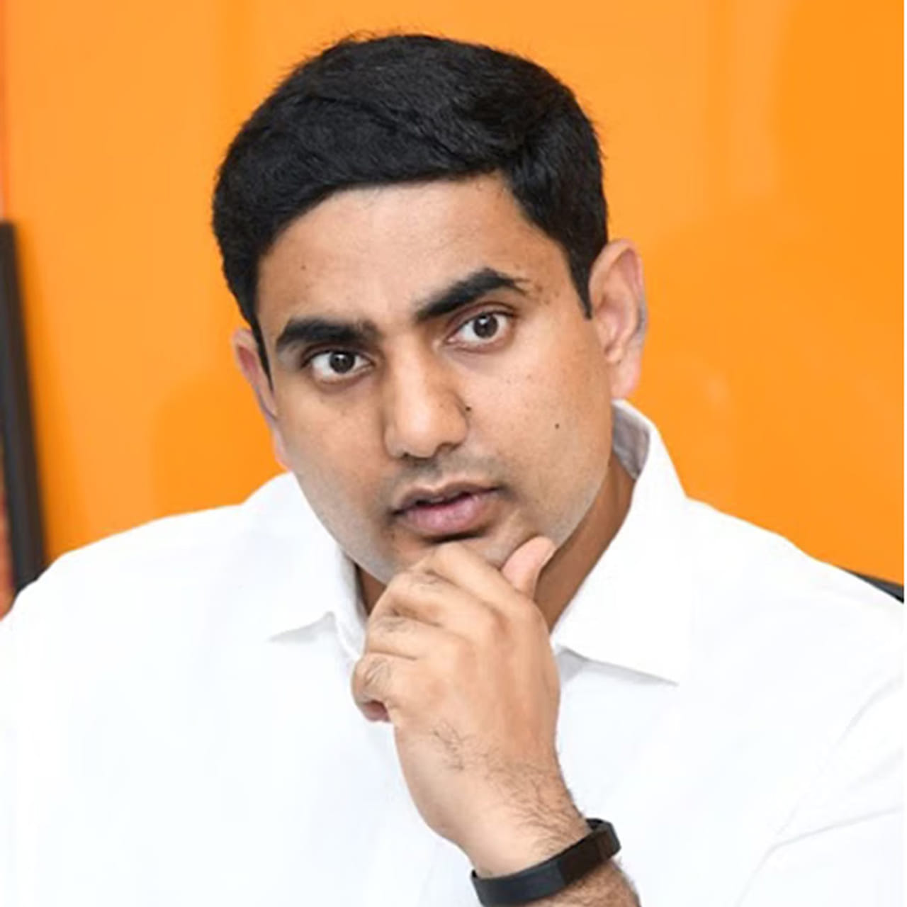 ఒకప్పుడు కాస్త బొద్దుగా, లావుగా కనిపించిన లోకేష్, ఇప్పుడు ఏకంగా 30 కిలోల బరువు తగ్గి అత్యంత స్లిమ్ అండ్ ఫిట్ లుక్తో సోషల్ మీడియాలో విపరీతంగా ట్రెండ్ అవుతున్నారు . రాజకీయాల్లో ఎంత బిజీగా ఉన్నప్పటికీ, ఆయన ఇంతటి అద్భుతమైన ఫిట్నెస్ను ఎలా సాధించారు? దాని వెనుక ఉన్న సీక్రెట్ డైట్ ప్లాన్ ఏంటో ఇప్పుడు తెలుసుకుందాం.