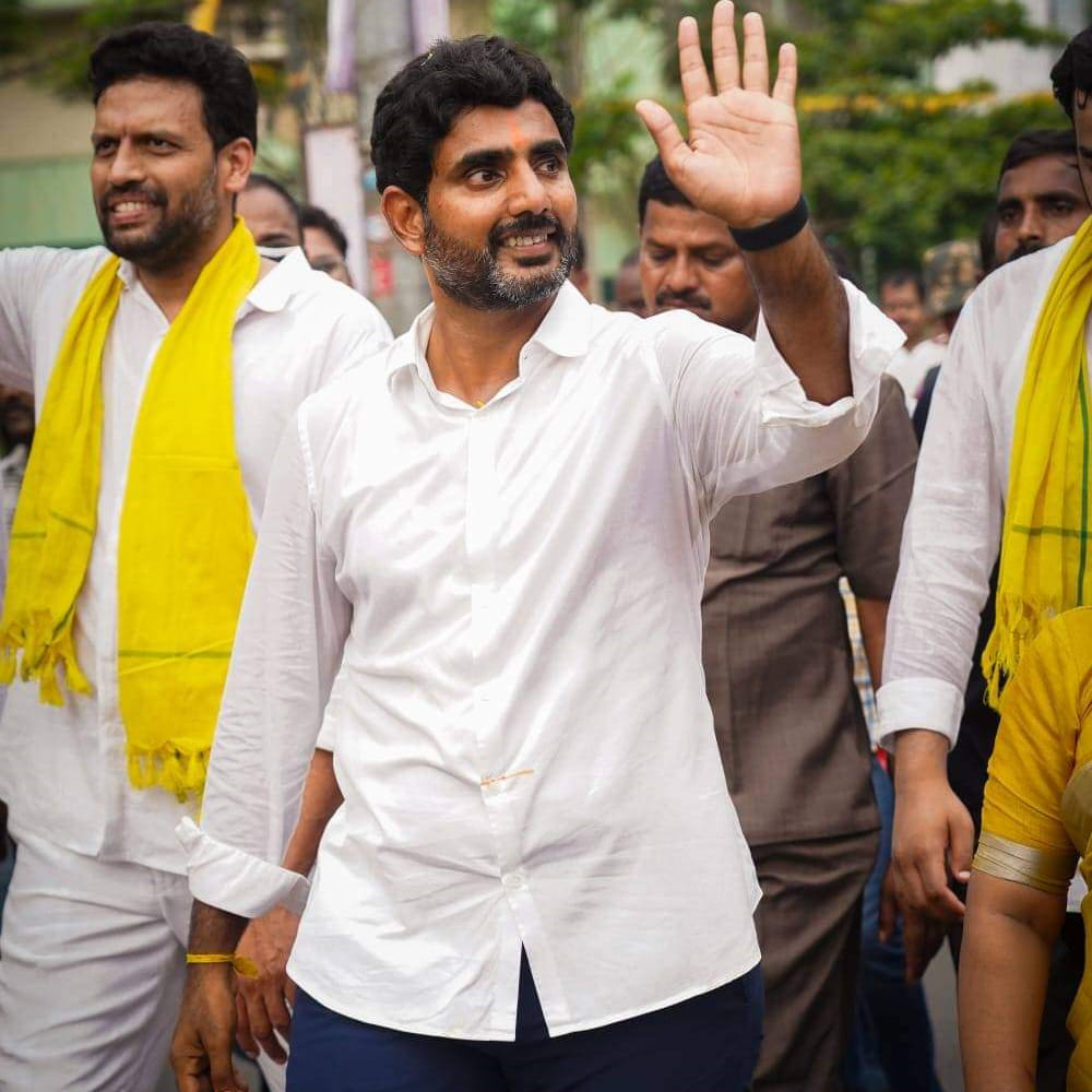 నిజానికి, ప్రతిపక్షంలో ఉన్నప్పుడు లోకేష్ చేపట్టిన 'యువగళం' పాదయాత్ర సమయం నుంచే ఆయన తన శరీరాన్ని ఫిట్గా మార్చుకోవడంపై ప్రత్యేక శ్రద్ధ పెట్టారు. వేల కిలోమీటర్ల సుదీర్ఘ నడక ఆయనలో క్రమశిక్షణను, పట్టుదలను పెంచింది. తాజాగా ఆయన తన వెయిట్ లాస్ రహస్యాలను పంచుకుంటూ, తాను పాటిస్తున్న డైట్ గురించి ఆసక్తికర విషయాలను వెల్లడించారు.