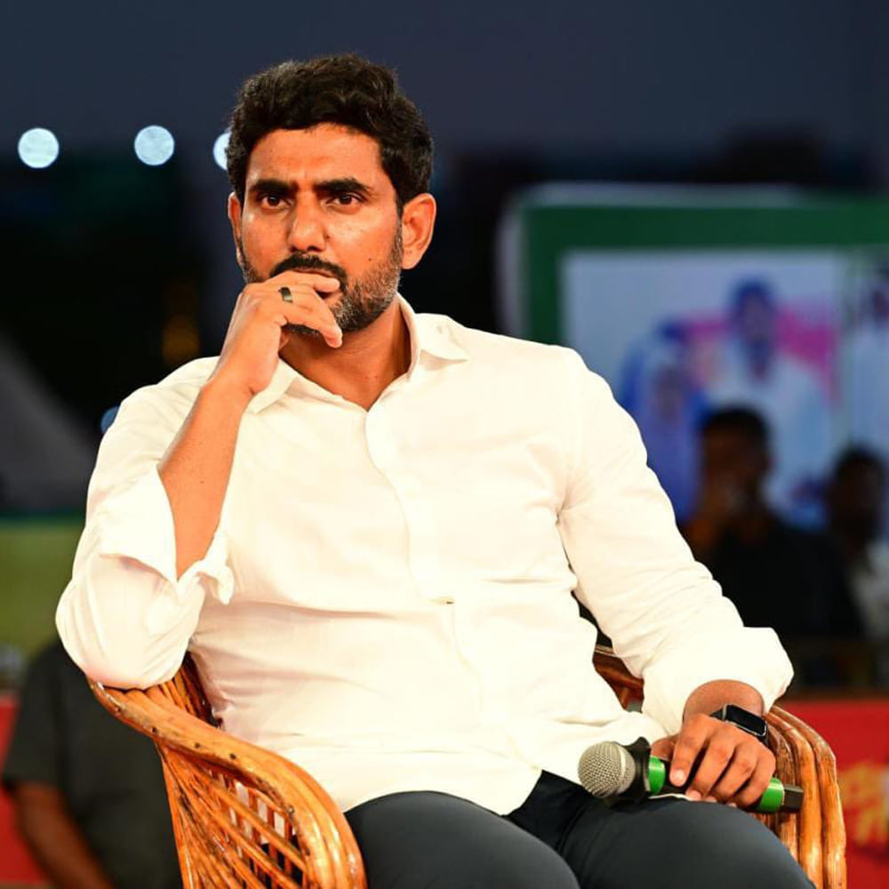 బరువు తగ్గాలనుకునే వారు సాధారణంగా అన్నం తినే క్వాంటిటీని తగ్గిస్తుంటారు, కానీ లోకేష్ మాత్రం ఏకంగా అన్నానికి పూర్తిగా దూరమయ్యారు. "నేను అసలు రైస్ తినను.. జీరో రైస్" అంటూ ఆయన స్పష్టం చేశారు. కార్బోహైడ్రేట్లు ఎక్కువగా ఉండే అన్నాన్ని తన రోజువారీ ఆహార జాబితా నుండి పూర్తిగా తొలగించడమే ఆయన బరువు తగ్గడానికి ప్రధాన కారణం.