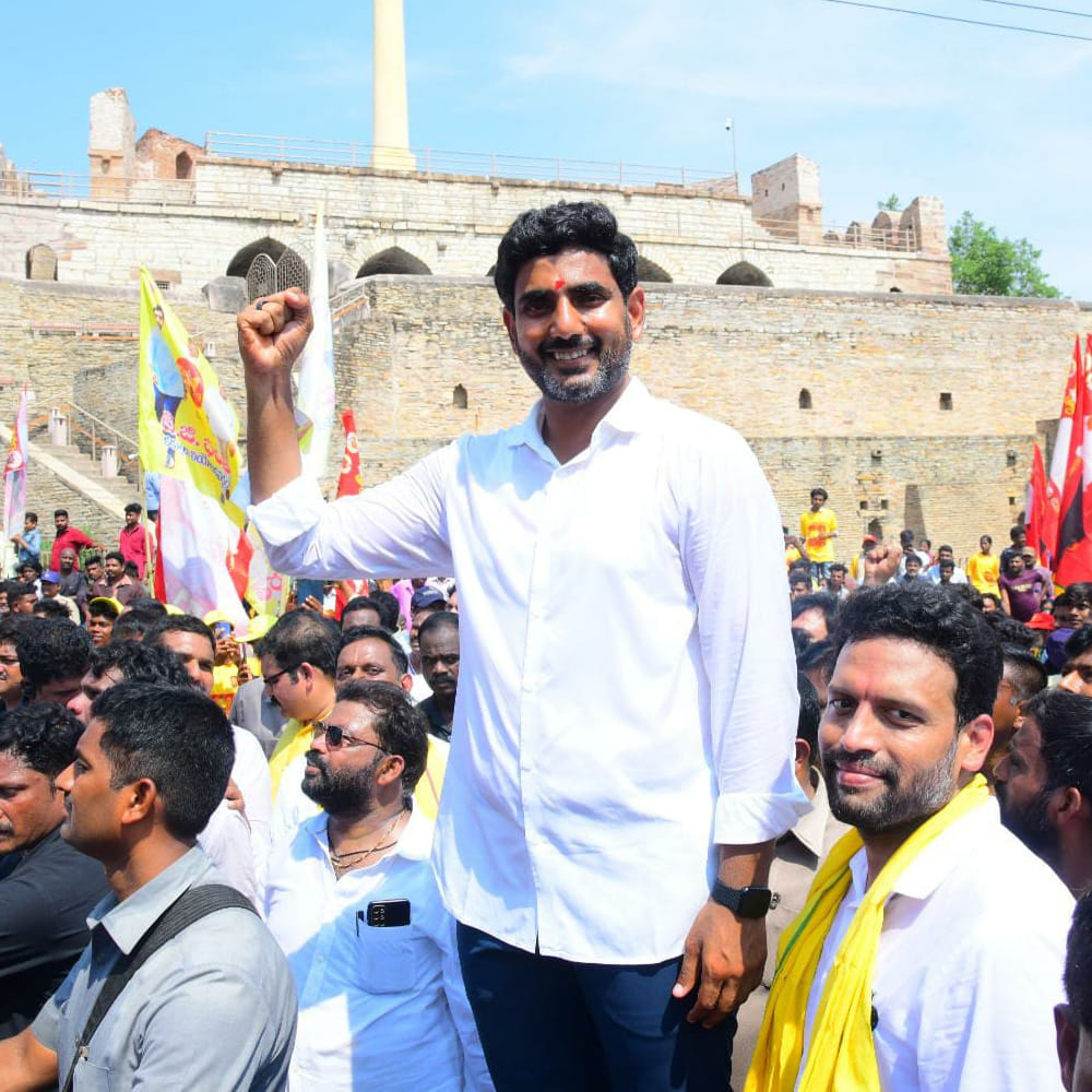 దీనితో పాటు, ఆయన తన బిజీ షెడ్యూల్ను బట్టి రోజులో 16 నుండి 18 గంటల పాటు ఏమీ తినకుండా కఠినమైన 'ఇంటర్మిటెంట్ ఫాస్టింగ్' పాటిస్తున్నారు. ఈ విధానంలో భాగంగా ఆయన 'వన్ మీల్ ఏ డే' అంటే రోజుకు ఒక్క పూట మాత్రమే భోజనం చేసే పద్ధతిని ఎంచుకున్నారు. అయితే, ఆ ఒక్క పూట తినే భోజనంలో రైస్ లేకుండా చూసుకుంటూ, శరీరానికి అవసరమైన ప్రోటీన్లు, విటమిన్లు, ఫైబర్ సమృద్ధిగా ఉండేలా పక్కాగా ప్లాన్ చేసుకుంటారు. ఈ విధమైన డైట్ ప్లాన్ వల్ల శరీరంలో మెటబాలిజం అద్భుతంగా మెరుగుపడుతుందని, బరువు తగ్గడానికి ఇది అత్యంత వేగవంతమైన మరియు సురక్షితమైన మార్గమని ఆరోగ్య నిపుణులు కూడా అంగీకరిస్తున్నారు.