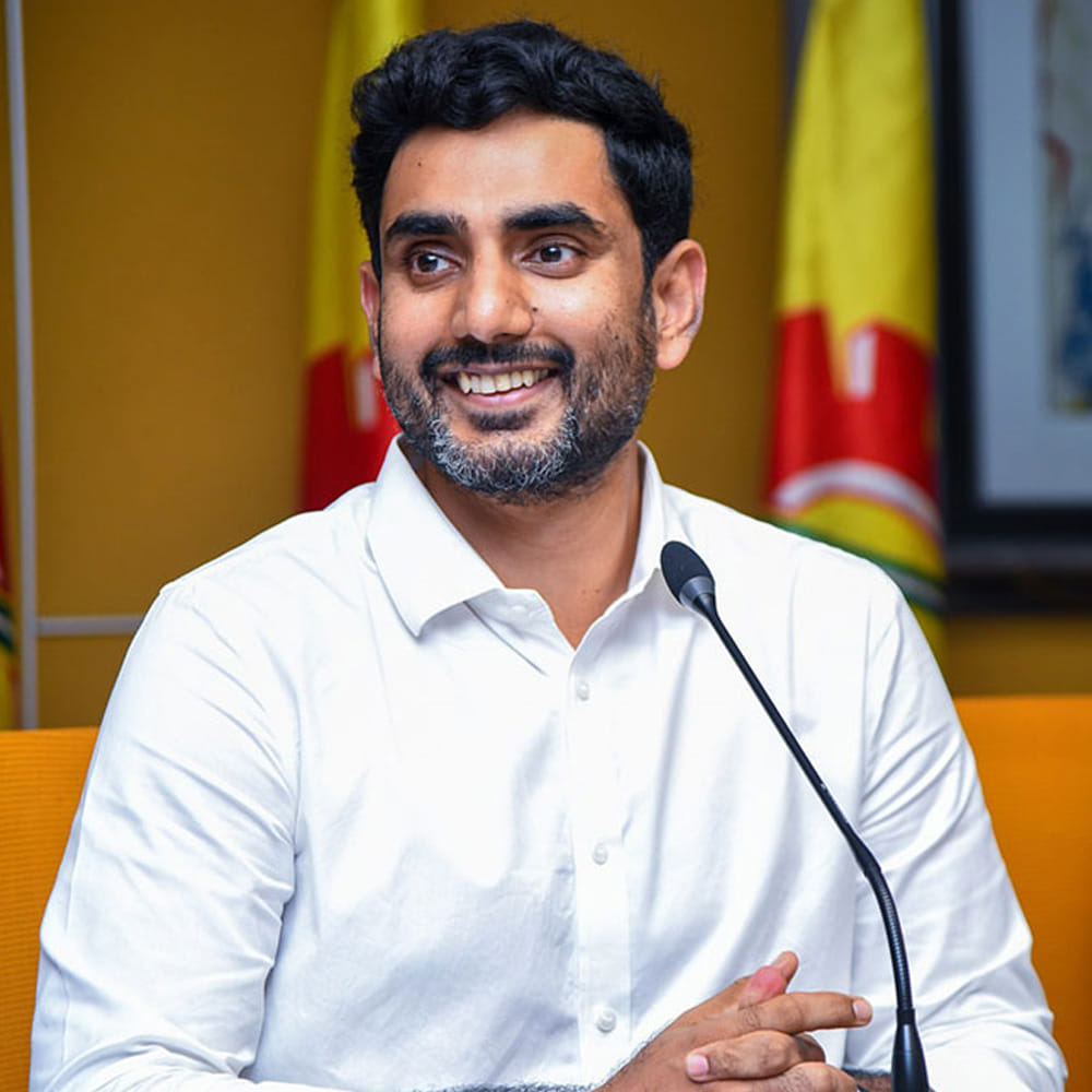కేవలం జీరో రైస్ ఫార్ములా, ఇంటర్మిటెంట్ ఫాస్టింగ్ ద్వారా 30 కిలోలు తగ్గి, లోకేష్ నేటి యూత్కు ఒక గొప్ప రోల్ మోడల్గా నిలిచారు. అయితే, ప్రతి ఒక్కరి శరీర తత్వం వేర్వేరుగా ఉంటుంది కాబట్టి, ఇటువంటి కఠినమైన డైట్ ప్లాన్లను నేరుగా అనుసరించే ముందు ఖచ్చితంగా నిపుణులైన డాక్టర్ లేదా డైటీషియన్ సలహా తీసుకోవడం ఎంతో ముఖ్యం. పట్టుదల ఉంటే ఎంతటి కష్టమైన లక్ష్యాన్నైనా సాధించవచ్చని నారా లోకేష్ తన ఫిట్నెస్ ద్వారా నిరూపించి చూపించారు. ఆరోగ్యకరమైన అలవాట్లను అలవర్చుకుందాం, ఫిట్గా జీవిద్దాం!