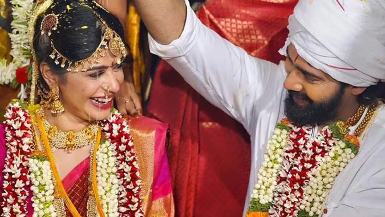 సినిమాల సంగతి పక్కన పెడితే.. నవీన్ చంద్ర భార్య పేరు ఒర్మా. వీరిది ప్రేమ వివాహం. అన్నట్లు ఒర్మాకు కూడా సినిమా ఇండస్ట్రీ నేపథ్యం. ఆమె చాలా సంవత్సరాల పాటు మలయాళంలో డైరెక్షన్ డిపార్ట్మెంట్ లో వర్క్ చేసింది.