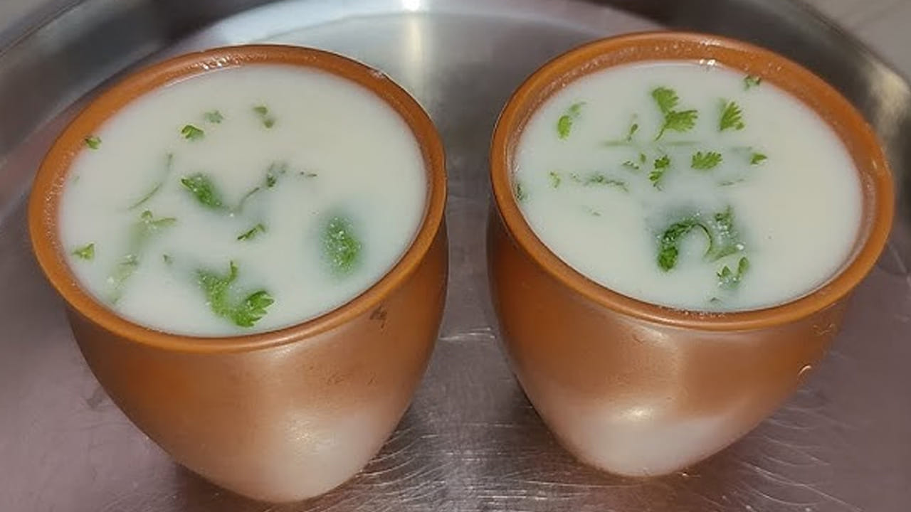 నిమ్మకాయ మసాలా మజ్జిగ తయారీ విధానం స్టెప్ -2 : అలాగే ఇక ఇప్పుడు ఈ మిశ్రమాన్ని మజ్జిగలో కలపాలి. ఇంకా దీనిలో జీలకర్ర పొడి, ఒక టేబుల్ స్పూన్ మిరియాల పొడి, ఇంకా కొంచం ఇంగువ, అలాగే ఉప్పు కూడా వేయాలి. ఇప్పుడు నిమ్మకాయ రసం కూడా పిండి బాగా మిక్స్ అయ్యేలా కలపాలి. 5 నిమిషాలు పక్కన పెడితే ఇది మంచి రుచి వస్తుంది అదిరిపోతోంది.