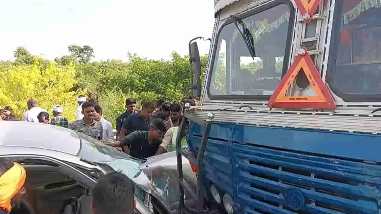డీజీపీ హెచ్చరించిన గంటల్లోనే ఘోరం..! ఎన్హెచ్-44పై లారీ ఢీకొని డ్రైవర్ సజీవ దహనం..!