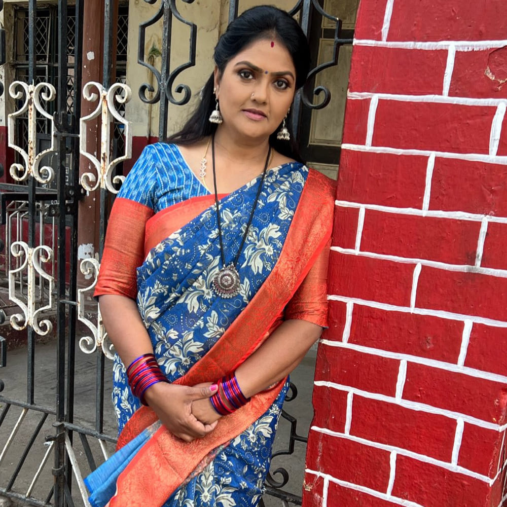 లెజెండరీ డైరెక్టర్ మణిరత్నం తెరకెక్కించిన ఈ సినిమా తెలుగులో ఘర్షణ పేరుతో రిలీజ్ అయ్యింది. తెలుగులో నిరోషా.. ముద్దుల మావయ్య, నారీ నారీ నడుమ మురారి, స్టూవర్టుపురం పోలీస్ స్టేషన్ ,కొబ్బరి బోండాం, డిటెక్టివ్ నారద,అత్తింట్లో అద్దె మొగుడు, ముగ్గురు అత్తల ముద్దుల అల్లుడు, అసాధ్యుడు, వన్ బై టూ, భలే ఖైదీలు, ఒక ఊరిలో, నువ్వు తోపురా తదితర సినిమాల్లో నటించి మెప్పించింది. బాలకృష్ణ, చిరంజీవి, రాజేంద్ర ప్రసాద్, వినోద్ కుమార్ వంటి స్టార్ హీరోలతో స్క్రీన్ షేర్ చేసుకుంది.