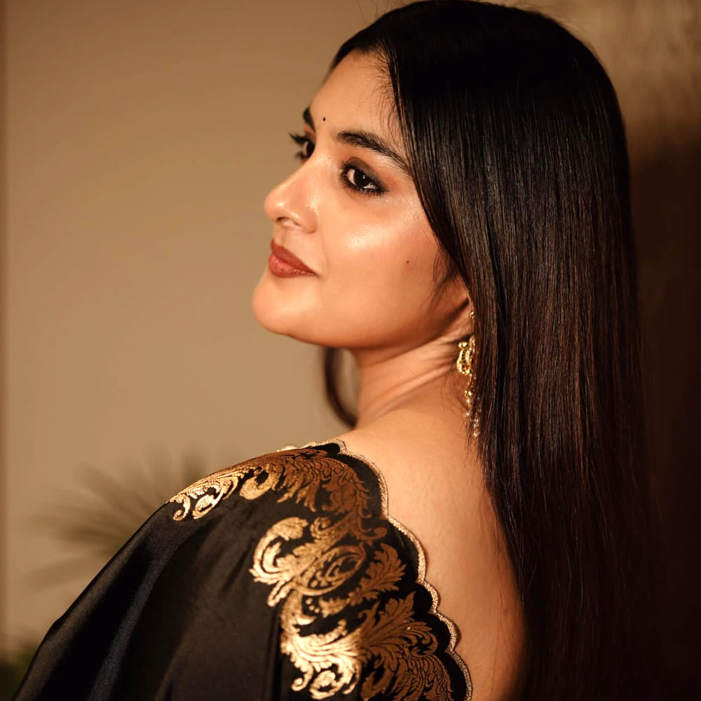 ఆమె మరెవరో కాదు.. హీరోయిన్ నివేదా థామస్. ఇటీవలే 35 చిన్న కథ కాదు సినిమాతో బ్లాక్ బస్టర్ హిట్ మూవీలో నటించింది. ఇందులో అమ్మ పాత్రలో మెప్పించింది. 1995 నవంబర్ 2న కన్నూర్ ప్రాంతంలో జన్మించింది నివేదా. 2002లో మలయాళంలో ఉత్తర అనే సినిమాతో బాలనటిగా తెరంగేట్రం చేసింది. ఆ తర్వాత బుల్లితెరపై మై డియర్ భూతం అనే సీరియల్ ద్వారా ప్రేక్షకులను అలరించింది. 2016లో న్యాచురల్ స్టార్ నాని నటించిన జెంటిల్మెన్ సినిమాతో కథానాయికగా పరిచయమైంది.