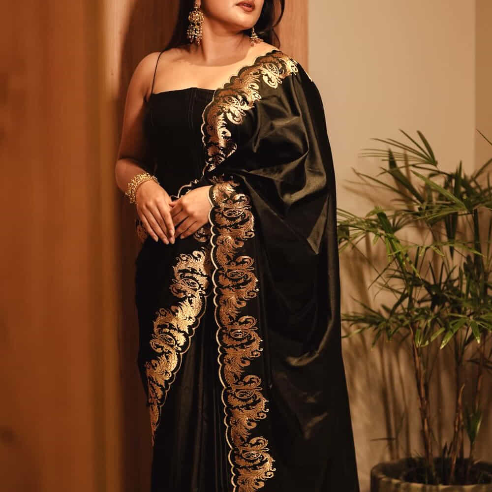ఈ ఫొటోలో కనిపిస్తున్న ముద్దుగుమ్మ చేసింది తక్కువ సినిమాలే కాదు కుర్రాళ్ళ డ్రీమ్ గర్ల్ గా మారిపోయింది. ప్రస్తుతం టాలీవుడ్ ఇండస్ట్రీలో ఉన్న క్రేజీ హీరోయిన్స్ లో ఈ చిన్నది ఒకరు. మలయాళీ చిత్రపరిశ్రమకు చెందిన ఈ అమ్మాయి బాలనటిగా సినీరంగంలోకి అడుగుపెట్టింది. చైల్డ్ ఆర్టిస్టుగా పలు సినిమాల్లో నటించి మెప్పించింది. ఆ తర్వాత హీరోయిన్ గా మారి వెండితెరపై సందడి చేసింది.