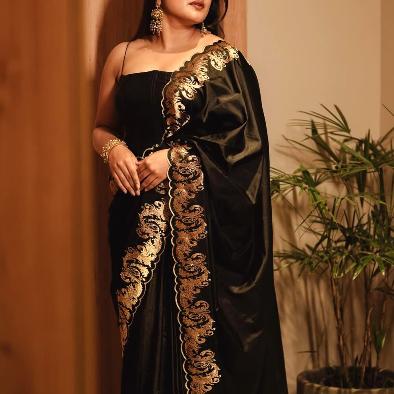 ఈ ఫొటోలో కనిపిస్తున్న ముద్దుగుమ్మ చేసింది తక్కువ సినిమాలే కాదు కుర్రాళ్ళ డ్రీమ్ గర్ల్ గా మారిపోయింది. ప్రస్తుతం టాలీవుడ్ ఇండస్ట్రీలో ఉన్న క్రేజీ హీరోయిన్స్ లో ఈ చిన్నది ఒకరు. మలయాళీ చిత్రపరిశ్రమకు చెందిన ఈ అమ్మాయి బాలనటిగా సినీరంగంలోకి అడుగుపెట్టింది. చైల్డ్ ఆర్టిస్టుగా పలు సినిమాల్లో నటించి మెప్పించింది. ఆ తర్వాత హీరోయిన్ గా మారి వెండితెరపై సందడి చేసింది.