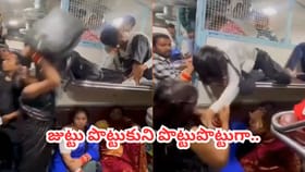 కుర్రాడిపై మహిళ వీరంగం.. జట్టు పట్టుకుని మరీ పొట్టుపొట్టుగా..