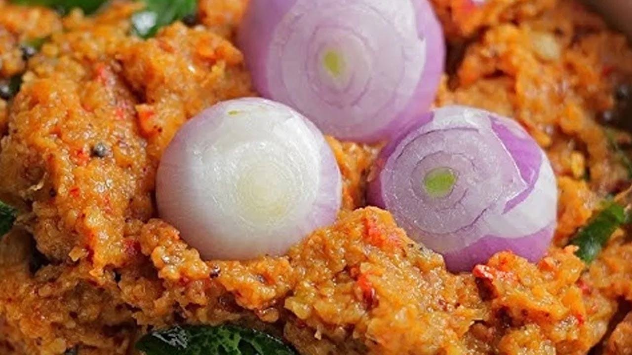 ఇప్పుడు పచ్చడిని ఒక గిన్నెలోకి తీసుకుని ఒకసారి టేస్ట్ చూసి దీనిలో కొద్దిగా ఉప్పును కూడా కలపాలి. మరింత టేస్ట్ కోసం ఒక టేబుల్ స్పూన్ ఆయిల్ వేసి మంచిగా కలుపుకోవాలి. ఇంకా కొందరు దీనిలో ఉల్లికాడలు కూడా కలిపి మిక్స్ చేస్తారు ఎందుకంటే ఇది అంత రుచిగా ఉంటుంది అలాగే సువాసన కూడా వస్తుంది.