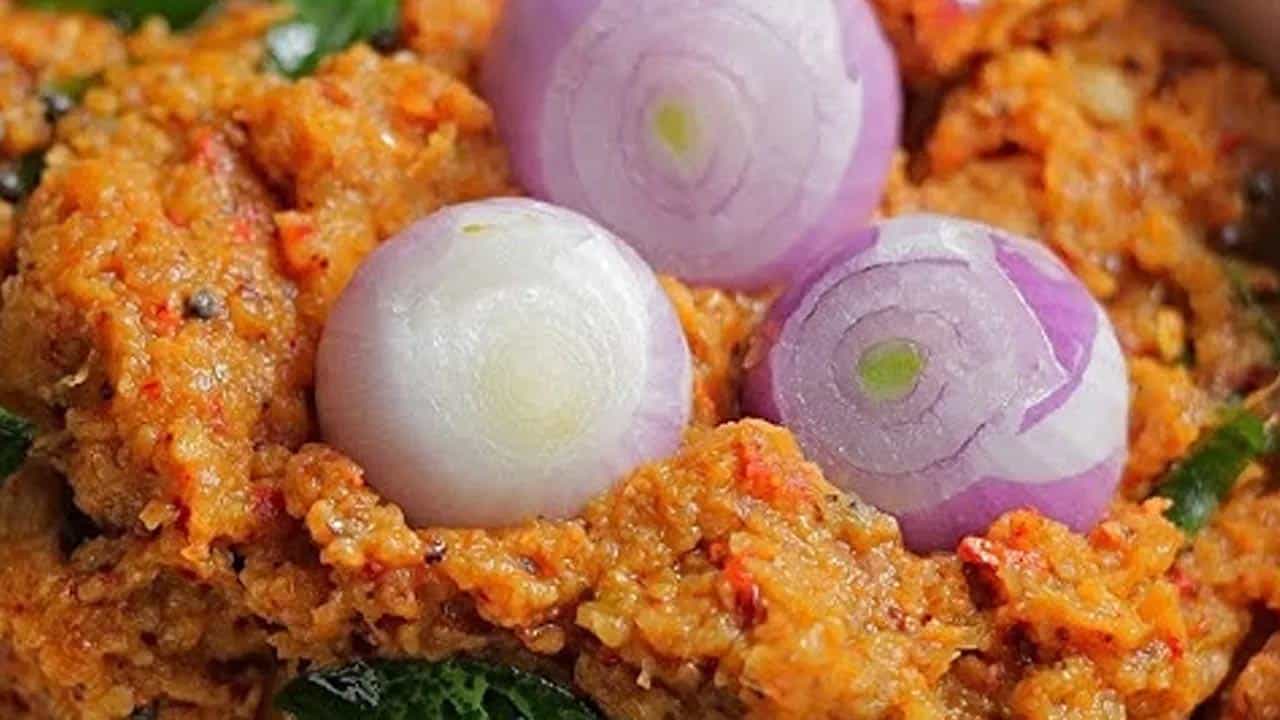 ఇప్పుడు పచ్చడిని ఒక గిన్నెలోకి తీసుకుని ఒకసారి టేస్ట్ చూసి దీనిలో కొద్దిగా ఉప్పును కూడా కలపాలి. మరింత టేస్ట్ కోసం ఒక టేబుల్ స్పూన్ ఆయిల్ వేసి మంచిగా కలుపుకోవాలి. ఇంకా కొందరు దీనిలో ఉల్లికాడలు కూడా కలిపి మిక్స్ చేస్తారు ఎందుకంటే ఇది అంత రుచిగా ఉంటుంది అలాగే సువాసన కూడా వస్తుంది.