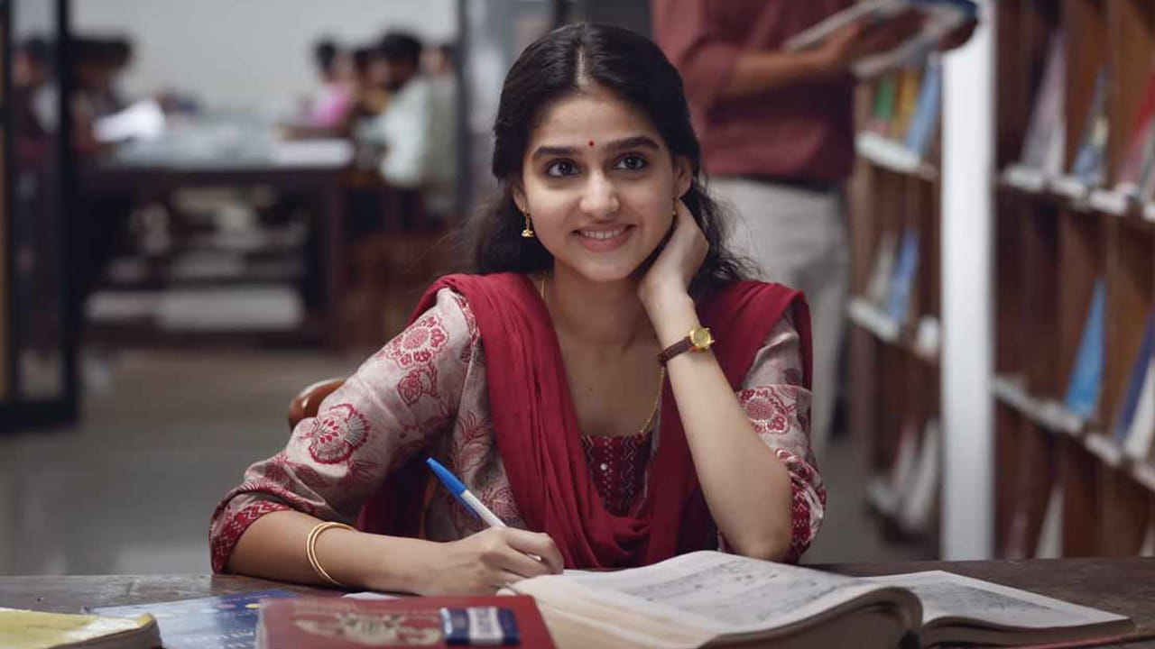 ముఖ్యంగా సినిమా చివరి 30 నిమిషాలు, క్లైమాక్స్ లో వచ్చే ఒక మేజర్ ట్విస్ట్ చూస్తే ఎవరైనా సరే షాక్ అవ్వాల్సిందే. మనం ఊహించిన వ్యక్తి కాకుండా, అసలు నిందితుడు వేరే ఎవరైనా అనే నిజం తెలిసినప్పుడు ఆడియన్స్కు మైండ్ బ్లాక్ అవుతుంది. నటీనటుల పర్ఫార్మెన్స్, బ్యాక్గ్రౌండ్ స్కోర్, విజువల్స్ ఈ క్రైమ్ థ్రిల్లర్ను నెక్స్ట్ లెవెల్కు తీసుకెళ్లాయి. ఈ చిత్రం ఓటీటీలో అందుబాటులోకి వచ్చినప్పటి నుండి సినిమాను చూసిన ప్రేక్షకులు, సినీ విమర్శకులు సోషల్ మీడియా వేదికగా పాజిటివ్ రివ్యూలు ఇస్తున్నారు.