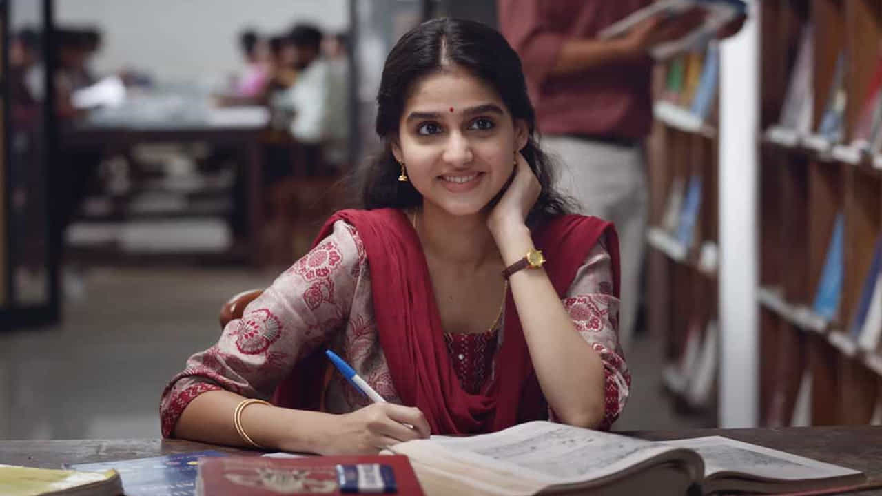 ముఖ్యంగా సినిమా చివరి 30 నిమిషాలు, క్లైమాక్స్ లో వచ్చే ఒక మేజర్ ట్విస్ట్ చూస్తే ఎవరైనా సరే షాక్ అవ్వాల్సిందే. మనం ఊహించిన వ్యక్తి కాకుండా, అసలు నిందితుడు వేరే ఎవరైనా అనే నిజం తెలిసినప్పుడు ఆడియన్స్‌కు మైండ్ బ్లాక్ అవుతుంది. నటీనటుల పర్ఫార్మెన్స్, బ్యాక్‌గ్రౌండ్ స్కోర్, విజువల్స్ ఈ క్రైమ్ థ్రిల్లర్‌ను నెక్స్ట్ లెవెల్‌కు తీసుకెళ్లాయి. ఈ చిత్రం ఓటీటీలో అందుబాటులోకి వచ్చినప్పటి నుండి సినిమాను చూసిన ప్రేక్షకులు, సినీ విమర్శకులు సోషల్ మీడియా వేదికగా పాజిటివ్ రివ్యూలు ఇస్తున్నారు.
