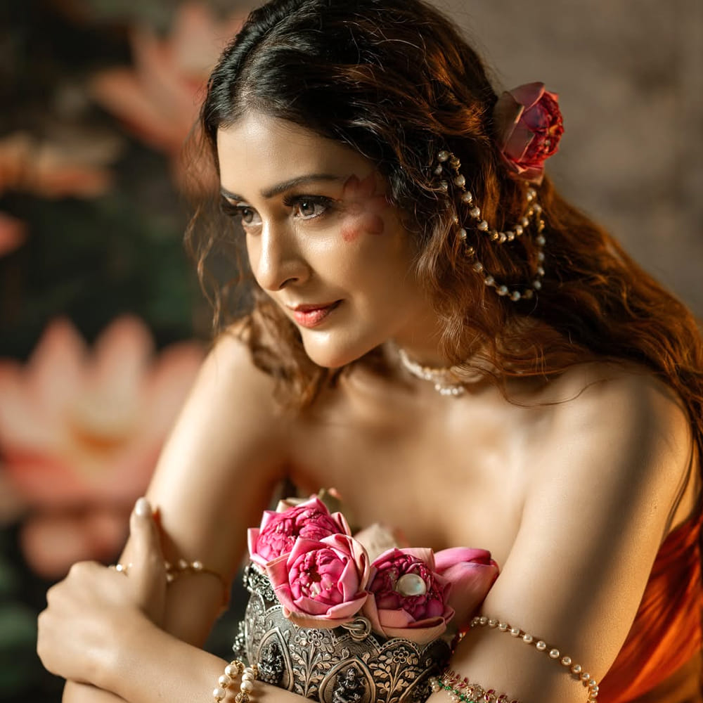 ఆర్ ఎక్స్ 100 సినిమాలో ప్రియుడిని మోసం చేసిన ప్రియురాలి పాత్రలో పూర్తిగా విలనిజం ఉన్న హీరోయిన్ గా మెప్పించింది. తొలి సినిమాతోనే ఎంతో రిస్క్ చేసింది. ఒకే ఒక్క సినిమాతో అందరి చూపు తనవైపుకు తిప్పుకుంది. ఈ సినిమా తర్వాత తెలుగులో ఈ బ్యూటీకి అవకాశాలు మరిన్ని వస్తాయనుకున్నారు అంతా.. కానీ అందుకు భిన్నంగా ఈ బ్యూటీకి ఆశించిన స్తాయిలో ఆఫర్స్ రాలేదు.