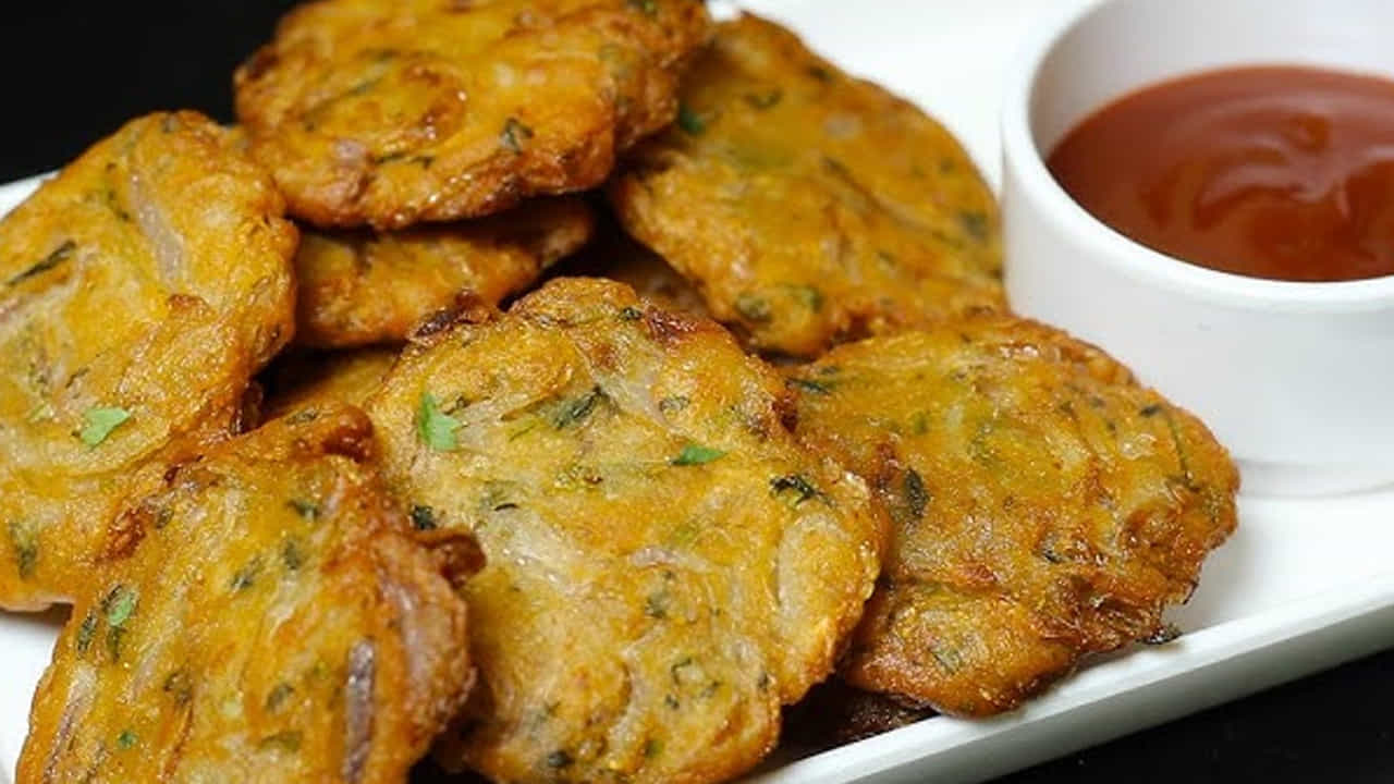 హెల్ది టిఫిన్ తయారీ విధానం : ముందుగా ఒక గిన్నెలో కొద్దిగా గోదుమపిండి తీసుకుని దానిలో ఉప్పు, జీలకర్రను కూడా బాగా కలపాలి.
ఇంకా దీనిలో ఉల్లిపాయలు, నాలుగు పచ్చిమిర్చి, కొత్తిమీరను కూడా వేయాలి. ఇంకా పెరుగును కూడా వేసి కొద్దికొద్దిగా నీరు పోస్తూ పిండి మాదిరి దీనిని కలుపుకోవాలి. ఇది కలిపిన తరవాత ఈ పిండిని 10 నిమిషాల పాటు పక్కన ఉంచాలి.