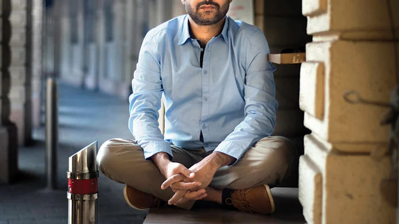 Tollywood : హోటల్లో పని చేసిన బీహార్ కుర్రాడు.. కట్ చేస్తే.. ఇండస్ట్రీని శాసిస్తున్న నటుడు.. ఎవరంటే..