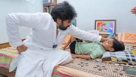 అభిమానిని చూసి పవన్ కళ్యాణ్ ఎమోషనల్..