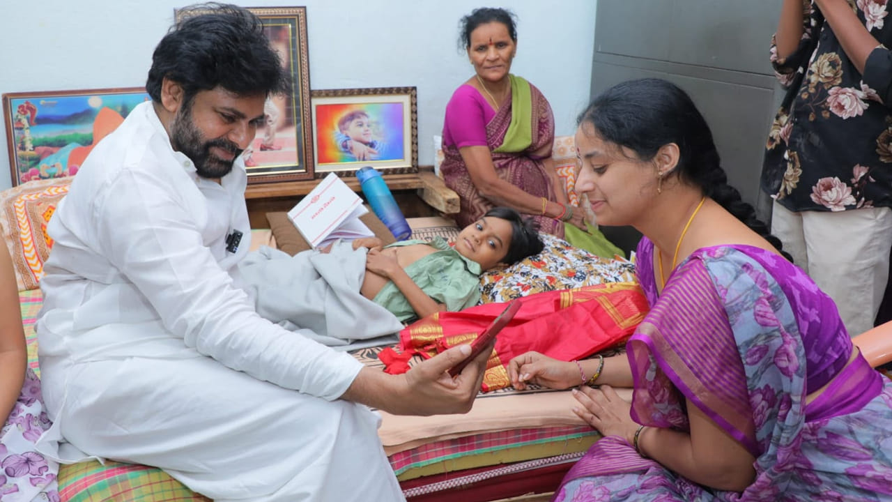 భద్రకాళి అమ్మవారి వెండి ప్రతిమకు ఆలయంలో పూజ చేయించి కుటుంబ సభ్యులకు అందజేస్తానని తెలిపారు. నిరంజన్ ఆరోగ్యంగా ఉన్న సమయంలో పవన్ కళ్యాణ్ ని అనుకరిస్తూ చేసిన డాన్సుల తాలూకు వీడియోలు, ఫొటోలను చూసి మురిసిపోయారు. అంతా తనని చోటా గబ్బర్ సింగ్ అని పిలుస్తారని నిరంజన్ చెప్పాడు. ఈ సందర్భంగా నిరంజన్ ఓ కుక్క పిల్ల బొమ్మ చూపి పెంచుకోవాలని ఉందని చెప్పగా, కొని పంపుతానని హామీ ఇచ్చారు. కుక్కను పెంచుకోవడానికి ఇంటి ఓనర్స్ అనుమతి కావాలని నిరంజన్ తండ్రి చెప్పగా, స్వయంగా ఆ ఇంటి ఓనర్స్ ని పిలిపించి మాట్లాడారు.