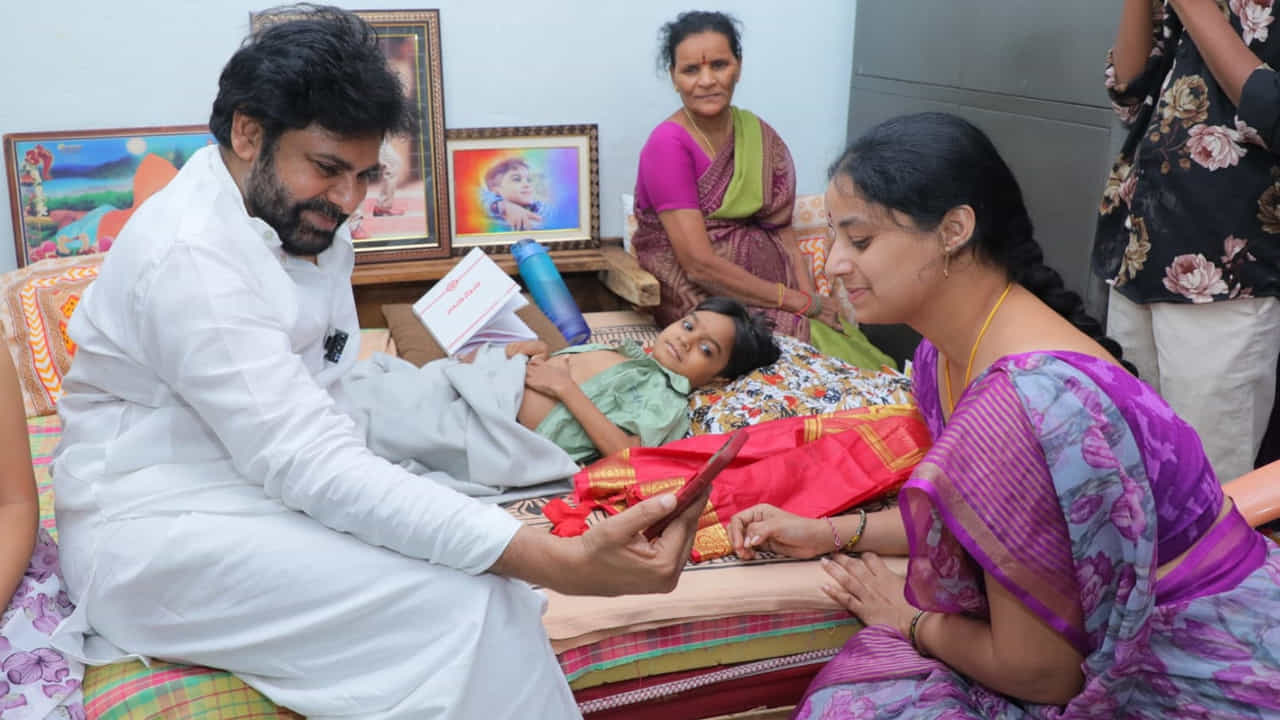 భద్రకాళి అమ్మవారి వెండి ప్రతిమకు ఆలయంలో పూజ చేయించి కుటుంబ సభ్యులకు అందజేస్తానని తెలిపారు. నిరంజన్ ఆరోగ్యంగా ఉన్న సమయంలో పవన్ కళ్యాణ్ ని అనుకరిస్తూ చేసిన డాన్సుల తాలూకు వీడియోలు, ఫొటోలను చూసి మురిసిపోయారు. అంతా తనని చోటా గబ్బర్ సింగ్ అని పిలుస్తారని నిరంజన్ చెప్పాడు. ఈ సందర్భంగా నిరంజన్ ఓ కుక్క పిల్ల బొమ్మ చూపి పెంచుకోవాలని ఉందని చెప్పగా, కొని పంపుతానని హామీ ఇచ్చారు. కుక్కను పెంచుకోవడానికి ఇంటి ఓనర్స్ అనుమతి కావాలని నిరంజన్ తండ్రి చెప్పగా, స్వయంగా ఆ ఇంటి ఓనర్స్ ని పిలిపించి మాట్లాడారు.