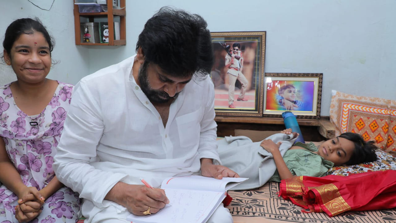 నిరంజన్ తల్లిదండ్రులు వృత్తి వివరాలు అడిగి తెలుసుకున్నారు. గతంలో కాకతీయ ఆసుపత్రి క్యాంటిన్లో పని చేసేవారమని చెప్పగా, వారి జీవనోపాధి మెరుగుపర్చేందుకు క్యాంటిన్ పెట్టించాలని జనసేన తెలంగాణ రాష్ట్ర నాయకులకి దిశానిర్దేశం చేశారు. నిరంజన్ పరామర్శ పూర్తయిన వెంటనే పవన్ కళ్యాణ్ నేరుగా వరంగల్ భద్రకాళి అమ్మవారి ఆలయానికి బయలుదేరి వెళ్లారు. పవన్ కళ్యాణ్ తోపాటు జనసేన పార్టీ తెలంగాణ ఇంఛార్జ్ శంకర్ గౌడ్, పార్టీ ప్రధాన కార్యదర్శి రామ్ తాళ్లూరి, పార్టీ నాయకులు రాధారం రాజలింగం, ఆర్ కె సాగర్ తదితరులు ఉన్నారు.
