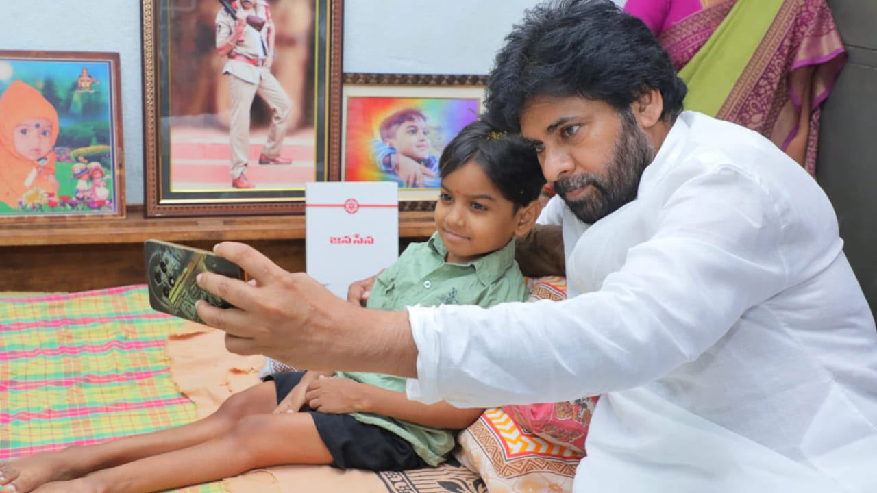 తెలంగాణ జనసేన నాయకుల ద్వారా విషయం తెలుసుకున్న ఉప ముఖ్యమంత్రి బుధవారం స్వయంగా నిరంజన్ ఇంటికి వెళ్లారు. అతన్ని దగ్గరకు తీసుకుని పరామర్శించారు. తల్లిదండ్రులు పొనుగోటి రాంగోపాల్, మానసతో మాట్లాడి నిరంజన్ ఆరోగ్య పరిస్థితిని అడిగి తెలుసుకున్నారు. వైద్యం ఎక్కడ చేయిస్తున్నారు? అతన్ని కాపాడుకోవడానికి ఏం చేయొచ్చు అన్న విషయాలపై ఆరా తీశారు. ధైర్యంగా ఉండాలని భగవంతుడి ఆశీస్సులు బాబుకి ఉంటాయని చెప్పి కుటుంబ సభ్యులకు మనో ధైర్యం నింపారు. వెంకటేశ్వరస్వామి వారి తీర్థ ప్రసాదాలు అందించి భగవంతుని ఆశీస్సులు ఉండాలని ఆకాంక్షించారు. వైద్య ఖర్చుల నిమిత్తం రూ. లక్ష ఆర్ధిక సాయం అందజేశారు.