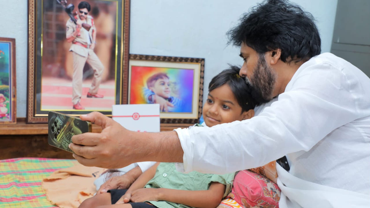 నిరంజన్ ఆరోగ్యం కోసం వరంగల్ భద్రకాళి అమ్మవారి ఆలయంలో ప్రత్యేకంగా పూజలు చేయిస్తానని తెలిపారు. నిరంజన్ ను చూసేందుకు వచ్చిన పవన్ కళ్యాణ్ ఆతనితో చాలా సమయం గడిపారు. ఇంట్లోకి వచ్చిన పవన్ కళ్యాణ్ లేవలేని స్థితిలో ఉన్న అభిమానిని చూసి చలించిపోయారు. అతని మంచంపై కూర్చుని ఆత్మీయంగా హత్తుకున్నారు. నుదిటిపై ముద్దు పెట్టి ఆప్యాయంగా పలకరించారు. ‘చిన్ననాటి నుంచి మీరంటే అభిమానం’ అని నిరంజన్ చెప్పిన మాటలు విని ఎమోషనల్ అయ్యారు. తిరుమల శ్రీ వెంకటేశ్వరస్వామి ఆలయం నుంచి తెప్పించిన వస్త్రాన్ని అతనికి కప్పి, కళ్యాణం అక్షతలు ఇచ్చి ఆశీర్వదించారు.