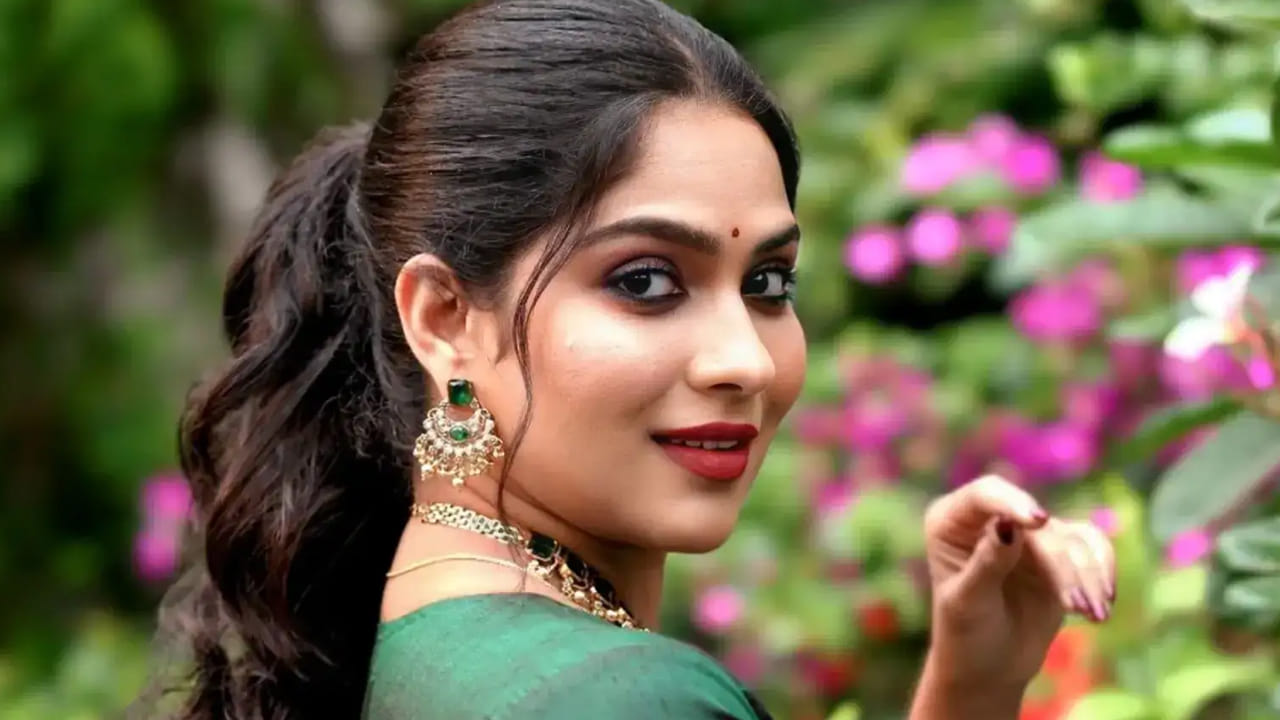 ఆమె మాట్లాడుతూ, నాకు పెద్ది సినిమాలో అవకాశం వచ్చింది. నేను చాలా సంతోషించాను. కానీ రామ్ చరణ్కు తల్లిగా నటించమన్నారు. దీంతో నేను మూవీకి నో చెప్పాను. నా వయసు 33 ఏళ్లు ఇప్పుడు నాకు తల్లి పాత్రలు చేయడం అంతగా ఇష్టం లేదు, తమిళ మూవీ లబ్బర్ పందులో హీరోయిన్ తల్లిగా నటించా. అప్పటి నుంచి చాలా చిత్రాల్లో తల్లి రోల్స్ వచ్చాయి. వాటన్నింటినీ రిజక్ట్ చేశాను.