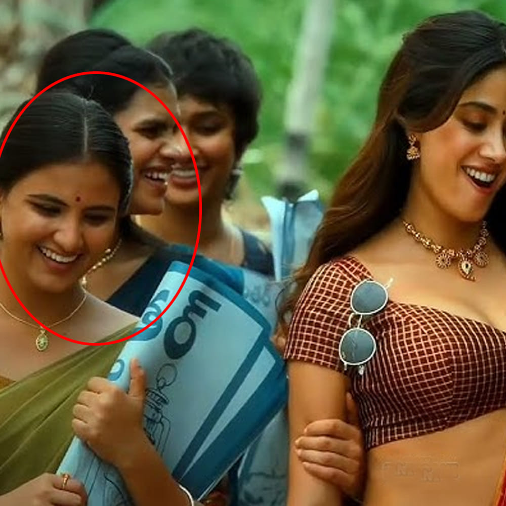 ఇదిలా ఉంటే చికిరి చికిరి.. సాంగ్ లో కనిపించిన ఓ  అమ్మడు ఇప్పుడు అందరి దృష్టిని ఆకర్షిస్తుంది. పెద్ది సినిమాలో జాన్వికపూర్ ఫ్రెండ్ రోల్ లో కనిపించిన ఓ చిన్నది అందరి దృష్టిని ఆకట్టుకుంటుంది. జాన్వీ పక్కన ఫ్రెండ్ రోల్ లో కనిపించిన ఈ చిన్నదనికి కోసం నెటిజన్స్ గాలిస్తున్నారు. ఇంతకూ ఆమె ఎవరంటే.. ఆమె పేరు శ్వేతా లక్ష్మణ్. పలు షార్ట్ ఫిలిమ్స్ లో నటించింది ఈ అమ్మడు.