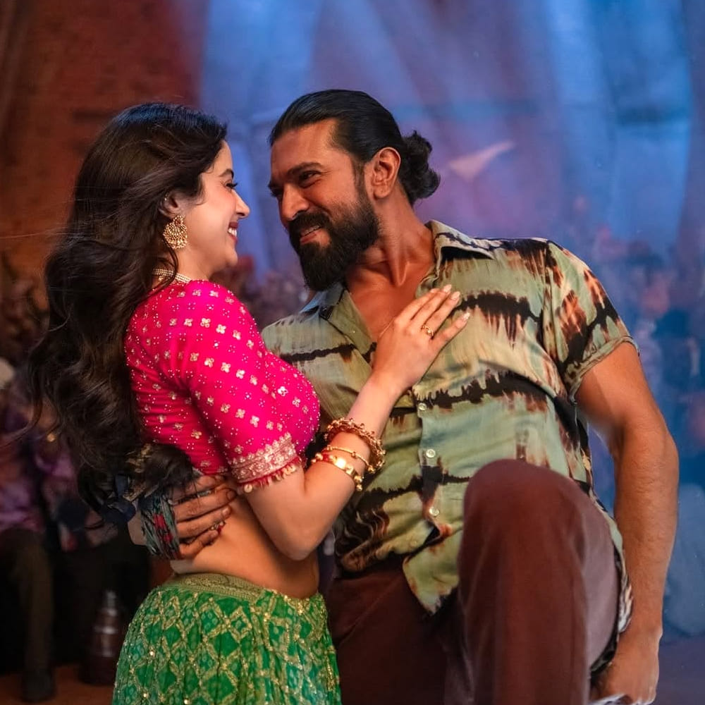 ఈ సినిమా ఒక స్పోర్ట్స్ డ్రామాగా తెరకెక్కించాడు బుచ్చిబాబు. ఈ సినిమాలో క్రికెట్, కుస్తీ, కబడ్డీ వంటి వివిధ ఆటలు చూపించారు. రామ్ చరణ్ ఒక ‘ఆట కూలీ’ పాత్రలో కనిపించి మెప్పించాడు. పాన్ ఇండియా వైడ్ గా విడుదలైన పెద్ది సినిమా అన్ని ఏరియాల నుంచి బ్లాక్ బస్టర్ టాక్ సొంతం చేసుకుంది. జూన్ 3న ఈ సినిమా ప్రీమియర్ షోలకు రెండు తెలుగు రాష్ట్రాల ప్రభుత్వాలు అనుమతులు ఇవ్వడంతో జూన్ 3 రాత్రి షోలు పడ్డాయి.  