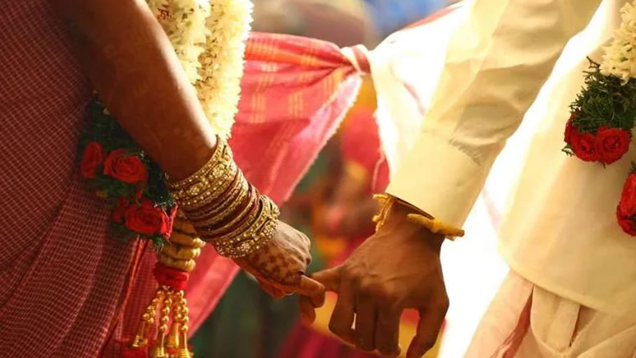 అదే విధంగా జూలై మాసంలో, చాలా తక్కువ శుభ ముహూర్తాలు ఉన్నాయి. ఎందుకంటే? ఈ మాసంలో ఆషాఢం కూడా ప్రారంభం కానుంది. అందువలన జూలై నెలలో, 1,2,6,7,8,11 తేదీలు మాత్రమే వివాహాలకు అనుకూలంగా ఉన్నాయని చెబుతున్నారు పండితులు.నోట్ : ఈ వార్తలలో ఇవ్వబడిన సమాచారం మత విశ్వాసాలపై ఆధారపడి ఉంది. పాఠకుల ఆసక్తి మేరకు.. పలువురు పండితుల సూచనలు, వారి తెలిపిన అంశాల ఆధారంగా అందించినవి మాత్రమే.. వీటిలో ఎలాంటి శాస్త్రీయ ఆధారాలు లేవని పాఠకులు గమనించాలి. టీవీ9 తెలుగు దీనిని ధృవీకరించలేదు