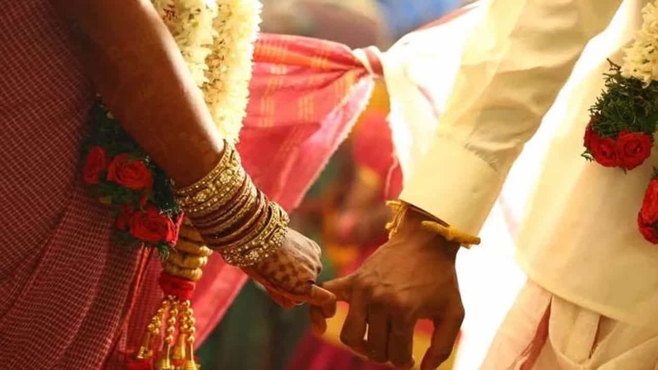 అదే విధంగా జూలై మాసంలో, చాలా తక్కువ శుభ ముహూర్తాలు ఉన్నాయి. ఎందుకంటే? ఈ మాసంలో ఆషాఢం కూడా ప్రారంభం కానుంది. అందువలన జూలై నెలలో, 1,2,6,7,8,11 తేదీలు మాత్రమే వివాహాలకు అనుకూలంగా ఉన్నాయని చెబుతున్నారు పండితులు.నోట్ : ఈ వార్తలలో ఇవ్వబడిన సమాచారం మత విశ్వాసాలపై ఆధారపడి ఉంది. పాఠకుల ఆసక్తి మేరకు.. పలువురు పండితుల సూచనలు, వారి తెలిపిన అంశాల ఆధారంగా అందించినవి మాత్రమే.. వీటిలో ఎలాంటి శాస్త్రీయ ఆధారాలు లేవని పాఠకులు గమనించాలి. టీవీ9 తెలుగు దీనిని ధృవీకరించలేదు