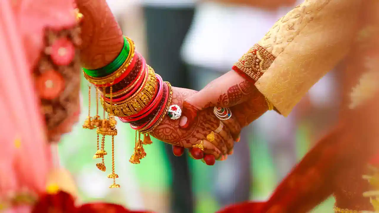 కళ్యాణం కమనీయం.. అంటూ వాట్సాప్లో స్టేటస్లు ప్రతి గల్లీలో .. నీ బుల్లెట్టు బండెక్కి వచ్చేత్తపా అంటూ డీజే పాటలతో మారు మోగనుంది. ఎందుకు అనుకుంటున్నారా? వివాహాలకు శుభ ముహుర్తాలు వచ్చేశాయి. అధిక జ్యేష్ఠ్య మాసం కారణంగా చాలా రోజుల నుంచి మంచి రోజులు లేవు. దీంతో చాలా శుభకార్యాలు వాయిదా పడ్డాయి. అలాగే వివాహాలకు బ్రేక్ పడింది.