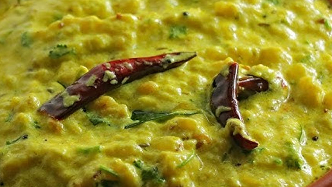 వంకాయ పెరుగు పచ్చడికి కావాల్సిన పదార్దాలు : రెండు కప్పులు పెరుగు, రుచికి తగినంత ఉప్పు,  అర టేబుల్ స్పూన్ పసుపు,  ఒక టేబుల్ స్పూన్ అల్లం పేస్ట్, తాలింపులోకి ఆవాలు, అర కప్పు  నూనె, అర టేబుల్ స్పూన్ మినపప్పు, ఒక టేబుల్ స్పూన్ కారం,  ఇంకా నాలుగు కరివేపాకు ఆకులు , కొత్తిమీరను కూడా వేసి తీసుకోవాలి.