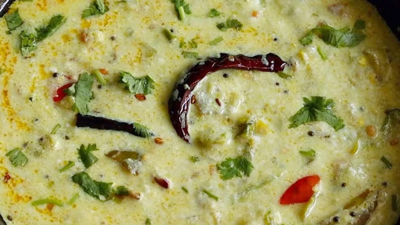 వంకాయలను ఉడికించుకోవాలి : గ్యాస్ పొయ్యి లేదా  వెలిగించి దాని మీద ఒక పాత్ర పెట్టి దానిలో వంకాయలతో పాటు కూరగాయల ముక్కలు, అర టేబుల్ స్పూన్ పసుపు, రుచికి సరిపడా ఉప్పు వేసి మెత్తగా  ఉడికించాలి.  ఇవి మెత్తగా అయిన తర్వాత  కొద్దిగా మజ్జిగను పోసి మీడియం  మంటపై ఉడికించాలి.