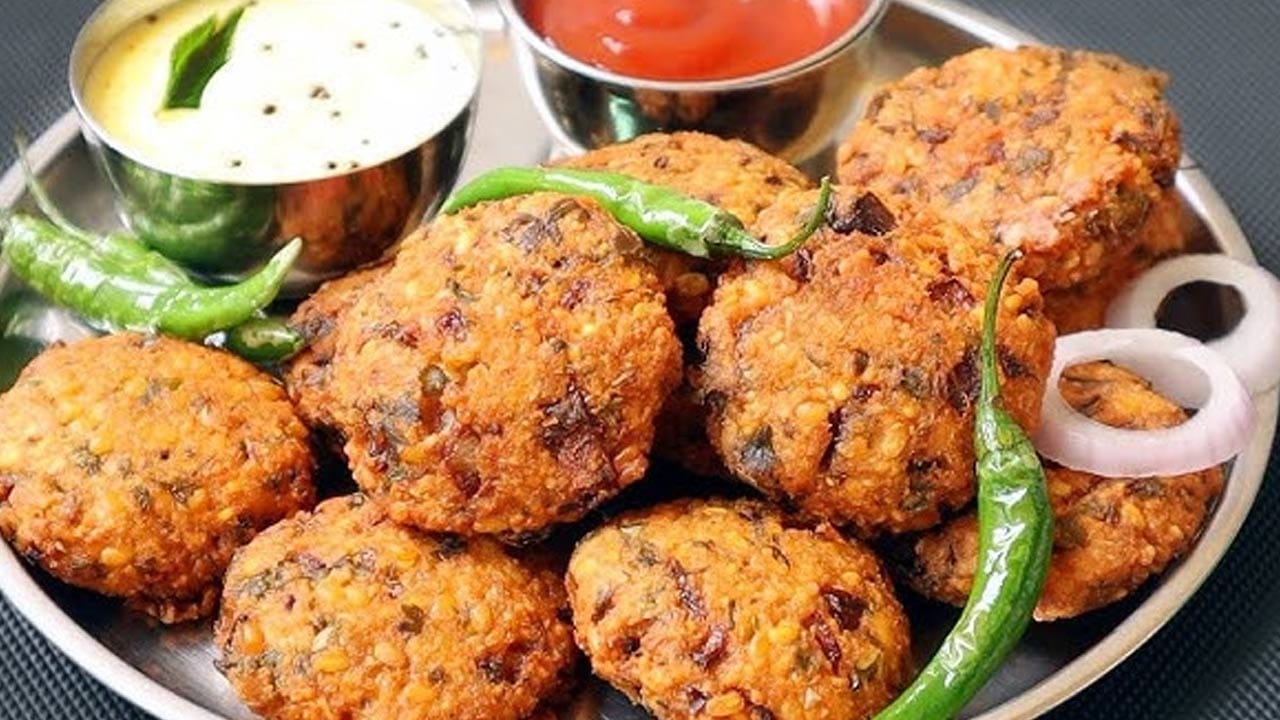 పెసరపప్పు వడలకు రెసిపీకి కావల్సిన పదార్థాలు: ఒక కప్పు పెసరపప్పు, ఒక టేబుల్ స్పూన్ అల్లం వెల్లుల్లి పేస్ట్ , ఇంకా కట్ చేసిన ఉల్లిపాయ ముక్కలు , నాలుగు పచ్చిమిర్చి , ఇంకా ఒక చిన్న అల్లం ముక్క, ఒక టేబుల్ స్పూన్ జీలకర్ర , నాలుగు కరివేపాకు, ఇంకా కొత్తిమీర, రుచికి తగినంత ఉప్పు , అలాగే నాలుగు టేబుల్ స్పూన్ నూనెను తీసుకోవాలి.