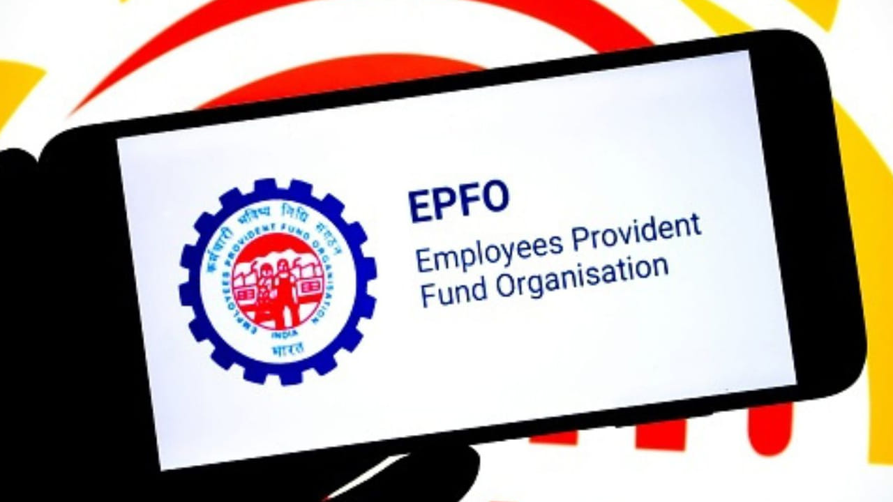 దేశంలోని సుమారు 8 కోట్ల మంది ఉద్యోగులకు EPFO గుడ్ న్యూస్ చెప్పింది. పీఎఫ్ ఖాతాదారులు ప్రావిడెంట్ ఫండ్ అకౌంట్లోని అర్హత గల మొత్తాన్ని నేరుగా UPI ద్వారా విత్‌డ్రా చేసుకునే సదుపాయాన్ని త్వరలో అందుబాటులోకి తీసుకురానుంది. కేంద్ర కార్మిక, ఉపాధి శాఖ మంత్రి మన్సుఖ్ మాండవియా వెల్లడించిన వివరాల ప్రకారం.. UPI పేమెంట్ గేట్‌వేకు సంబంధించిన పరీక్షలు విజయవంతంగా పూర్తయ్యాయి. దీంతో సభ్యులు తమ PF డబ్బును నిమిషాల్లోనే బ్యాంక్ ఖాతాల్లోకి పొందవచ్చని అన్నారు.