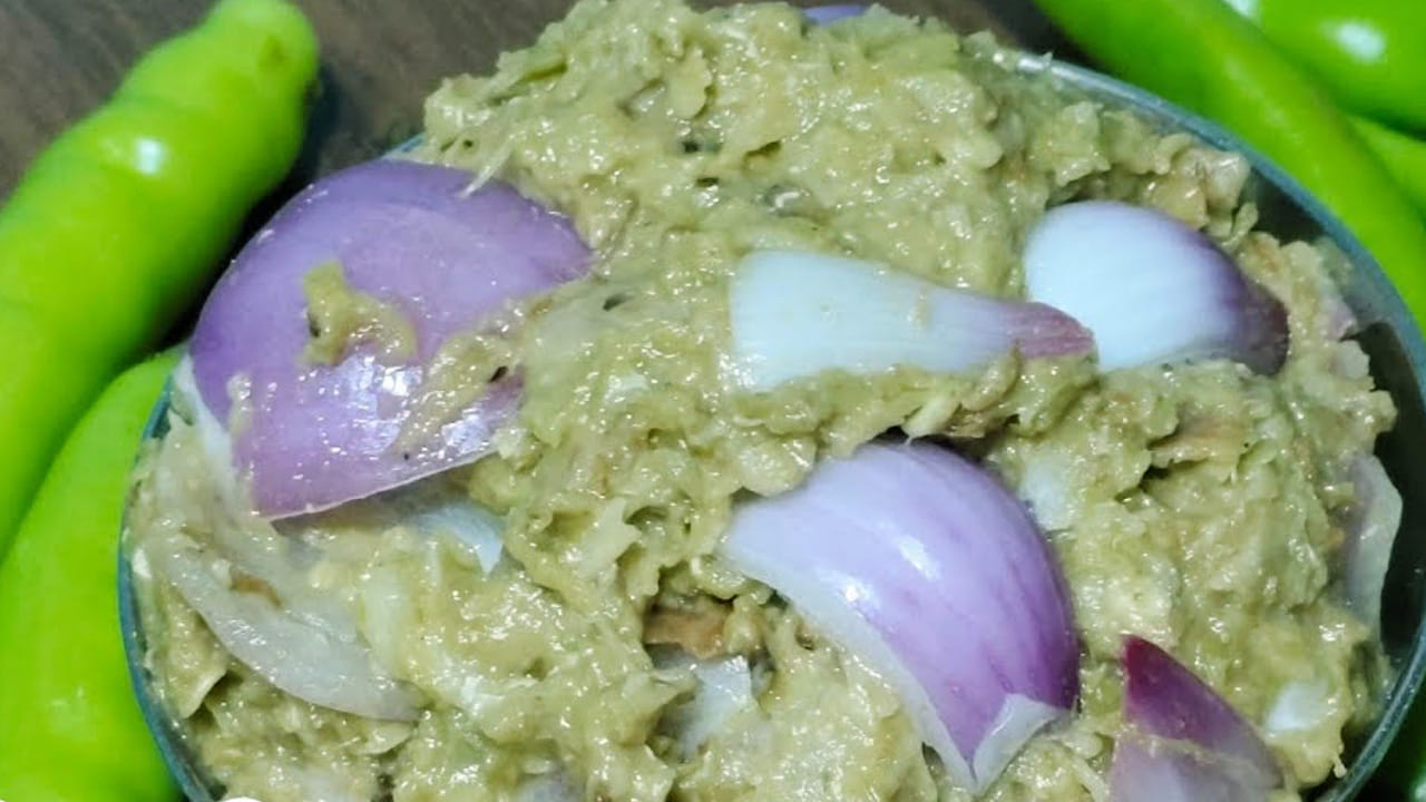 పచ్చిమిర్చి - ఉల్లిపాయ : ముందుగా 100గ్రాముల పచ్చిమిర్చిని తీసుకుని రెండు మూడుసార్లు బాగా కడిగి ముక్కలుగా కట్ చేసుకోవాలి. ఆ తర్వాత కొద్దిగా చింతపండును తీసుకుని కూడా దానిని బాగా కడిగి ఒక గ్లాస్ నీళ్లు పోసి మంచిగా నానబెట్టుకోవాలి. అయితే, దీని నుంచి గుజ్జు తీసేలా నాననివ్వాలి. ఇక ఇప్పుడు ఉల్లిపాయలను కూడా కడిగి ముక్కలుగా కట్ చేసుకోవాలి.