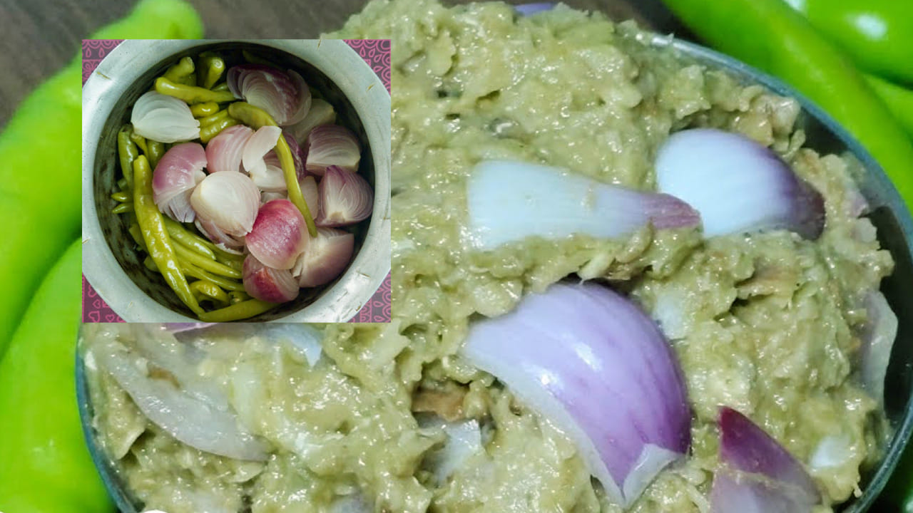 ఇక ఇప్పుడు నాలుగు పచ్చిమిర్చి, కొద్దిగా చింతపండు గుజ్జును కూడా వేసి రోటిలో వేసి దంచుకోవాలి. కట్ చేసిన ఉల్లిపాయ, కొత్తిమీర ఆకులు కూడా వేసి వేసుకొని కలుపుకొని ఒక బౌల్లో లోకి తీసుకోండి. గ్యాస్ పొయ్యి మీద మళ్ళీ ఇంకోసారి పాన్ పెట్టి ఆయిల్ వేసి
పోపు పెట్టి ఈ పచ్చడి మీద పోయాలి. అంతే, రోటి పొలం కారం పచ్చడి రెడీ