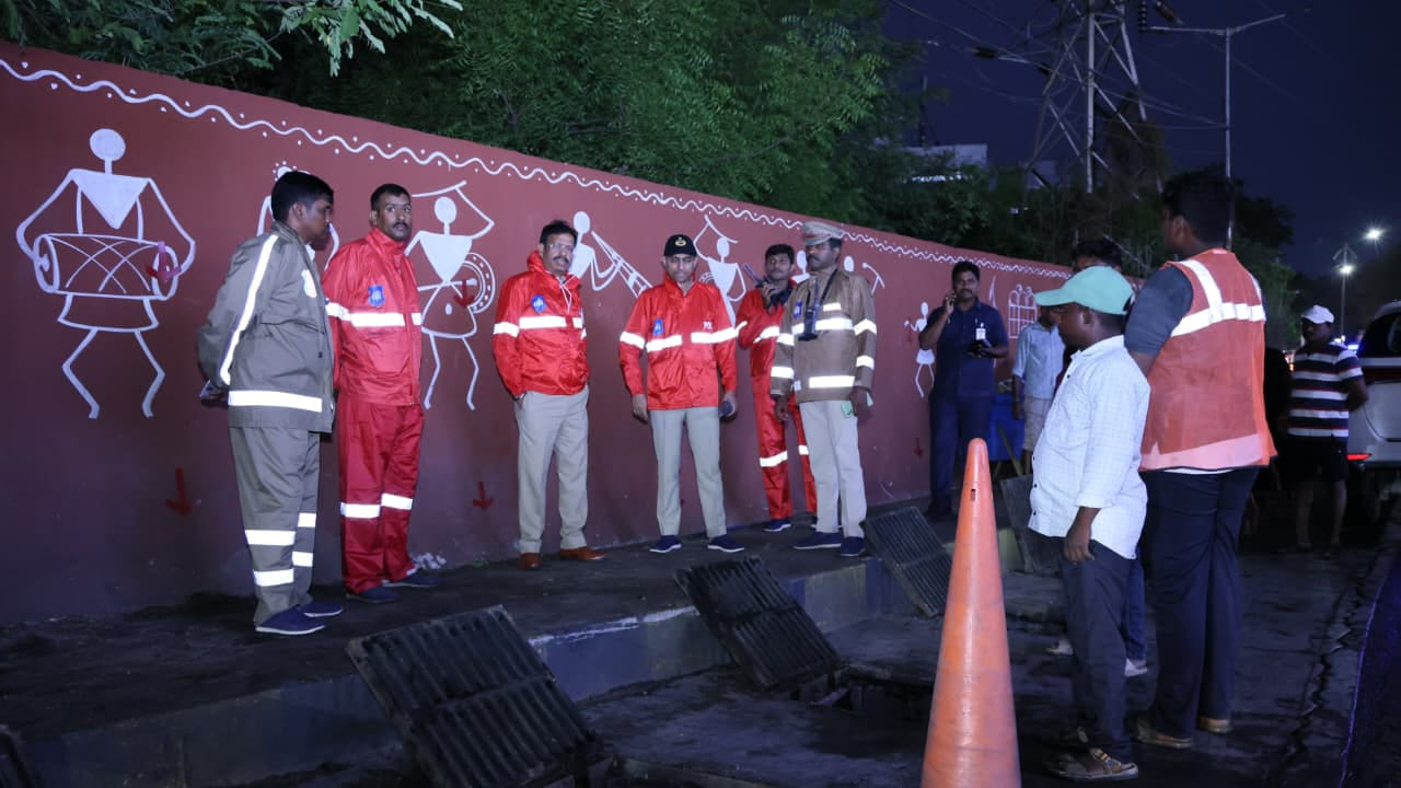రోడ్లపై వర్షపు నీరు ఎక్కువ సమయం నిల్వ ఉండకుండా త్వరితగతిన చర్యలు తీసుకోవాలని, నీరు సులువుగా పోయేలా తగిన ఏర్పాట్లు చేయాలని క్షేత్రస్థాయి సిబ్బందికి సూచించారు. వర్షాల నేపథ్యంలో జీహెచ్ఎంసీ, హైడ్రా, జలమండలి, విద్యుత్ శాఖ, తదితర ప్రభుత్వ విభాగాలలో నిరంతరం సమన్వయం చేసుకుంటామని వివరించారు.