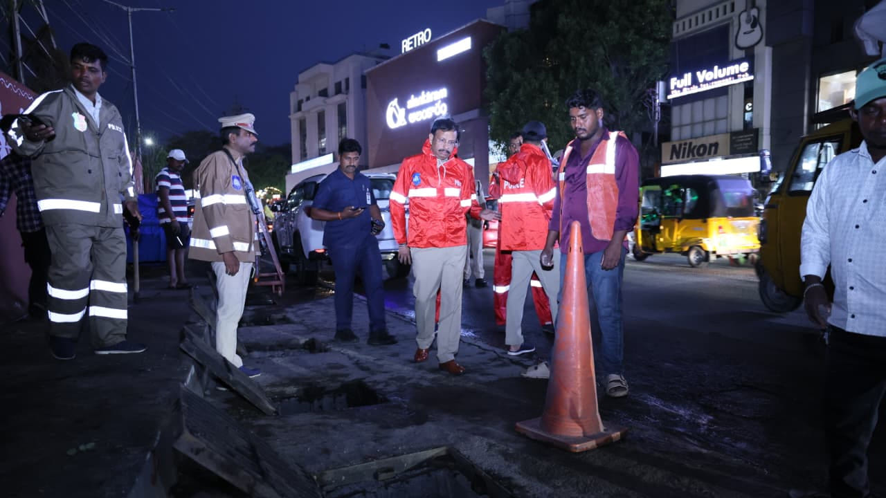 భారీ వర్షాలు కురిసే సమయంలో ప్రజలు వీలైనంత వరకు ఇళ్లలోనే ఉండాలని, అత్యవసరమైతే తప్ప బయటకు రావద్దని కోరారు. వర్షాల సూచనపై వాతావరణ శాఖ, పోలీసుల సూచనలను గమనించి.. అందుకు అనుగుణంగా ప్రయాణాన్ని ప్లాన్ చేసుకోవాలని పేర్కొన్నారు.