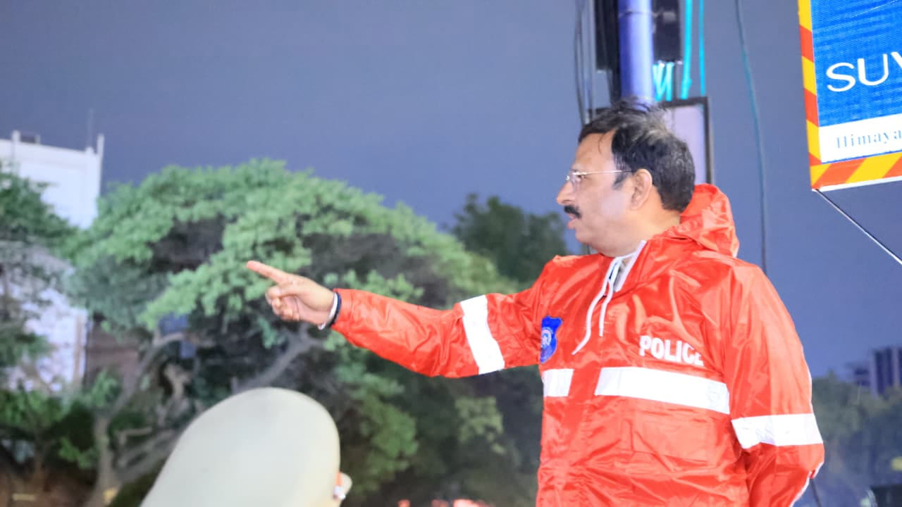 రోడ్లపై ప్రయాణించేటప్పుడు మ్యాన్ హోల్స్, తెరిచిన డ్రైనేజీ లు, విద్యుత్ స్తంభాల పట్ల ప్రజలు, వాహనదారులు అత్యంత అప్రమత్తంగా ఉండాలని సూచించారు. నగర ప్రజలకు ఏదైనా అత్యవసర సహాయం లేదా ఇబ్బంది ఎదురైతే తక్షణ సహాయం కొరకు డయల్ 100/112ను సంప్రదించాల్సి దిగా విజ్ఞప్తి చేశారు.