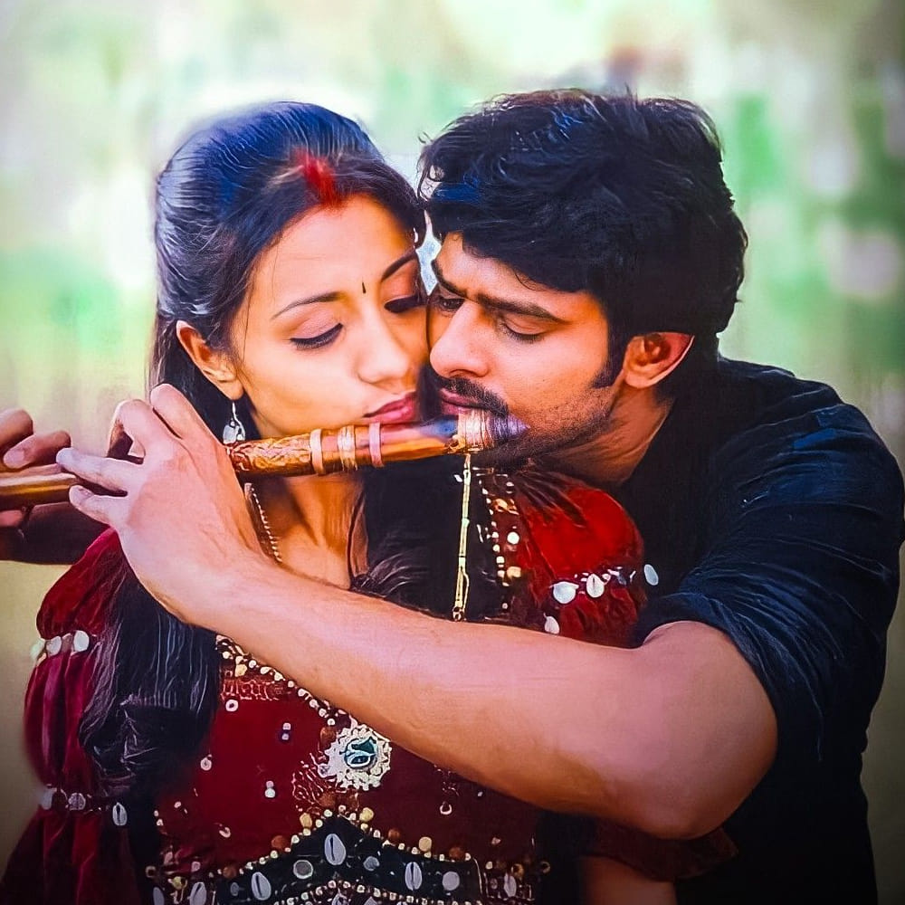 పాన్ ఇండియా రెబల్ స్టార్ ప్రభాస్ కెరీర్‏లో వన్ ఆఫ్ ది హిట్ మూవీ పౌర్ణమి. ఈ మూవీ అప్పట్లో మ్యూజికల్ బ్లాక్ బస్టర్ హిట్ గా నిలిచింది. ఇందులో ప్రభాస్ సరసన త్రిష, ఛార్మీ హీరోయిన్లుగా నటించారు. గతంలో వర్షం సినిమాతో తెలుగు ప్రేక్షకులను అలరించిన ప్రభాస్, త్రిష జోడి.. మరోసారి పౌర్ణమి మూవీతో మెప్పించారు. సుమంత్ ఆర్ట్స్ ప్రొడక్షన్ బ్యానర్ పై ఎంఎస్ రాజ్ తెరకెక్కించిన ఈ సినిమాకు మంచి రెస్పాన్స్ వచ్చింది.